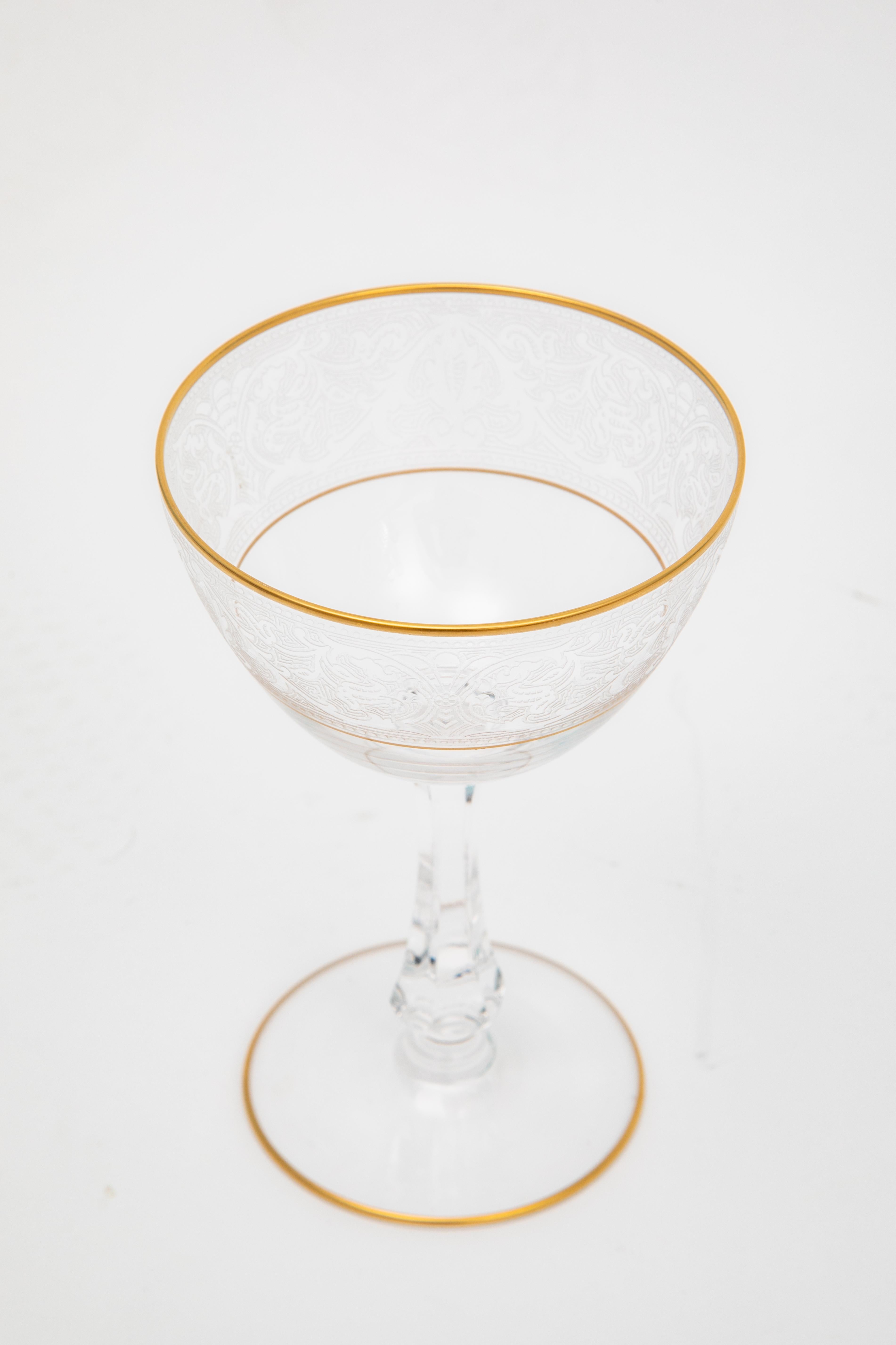 Un estupendo juego de 16 vasos para tu servicio de mesa o de bar. Este conjunto fue soplado en molde y tiene un bonito diseño grabado centrado en su copa con un tallo cortado acabado y ribeteado dos veces en oro de 24 quilates. Consulta las otras
