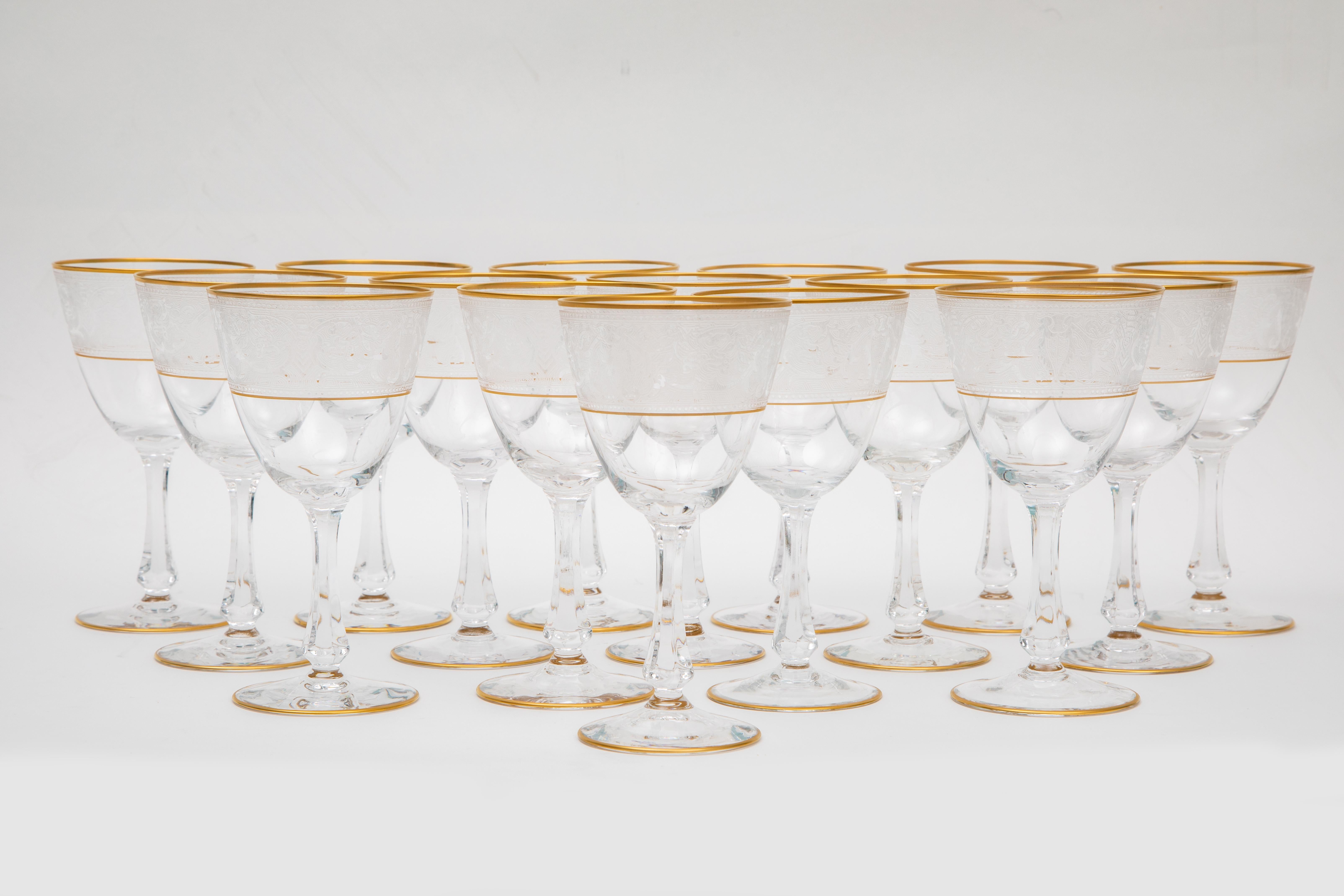16 Vintage Weingläser, doppelter 24 Karat Goldrand mit geätztem Design und geschliffenem Stem (amerikanisch) im Angebot