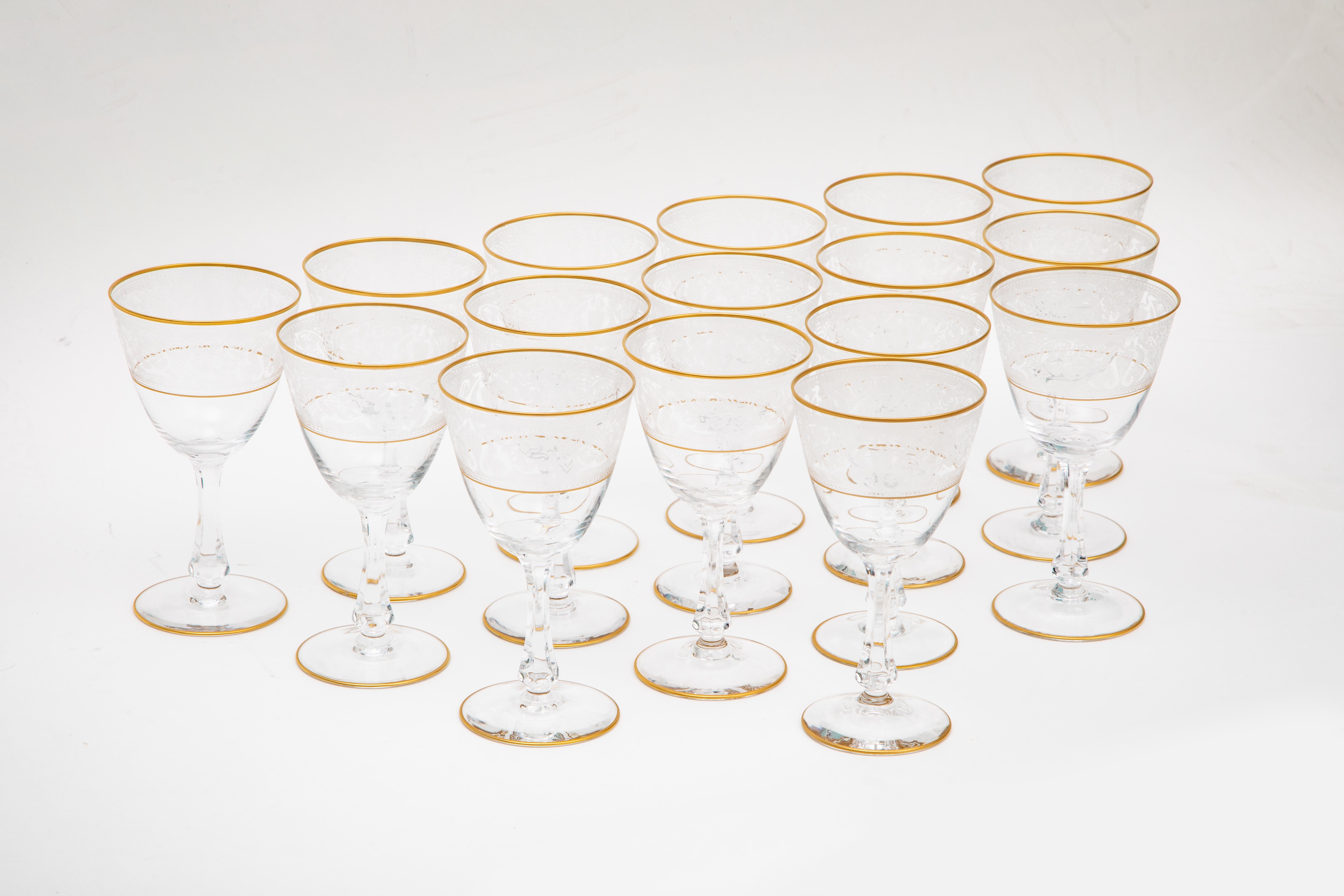 16 Vintage Weingläser, doppelter 24 Karat Goldrand mit geätztem Design und geschliffenem Stem (Mitte des 20. Jahrhunderts) im Angebot