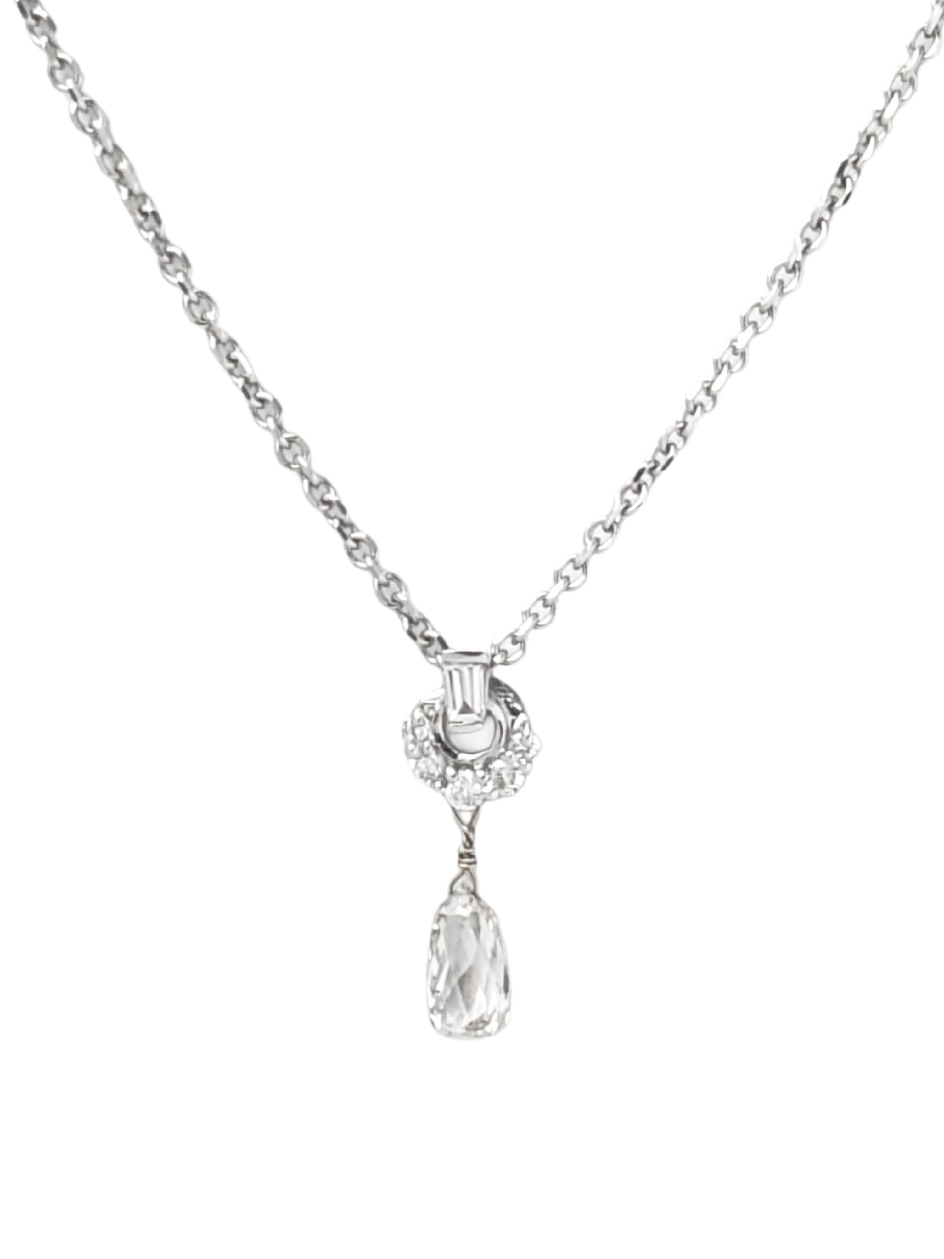 Un design romantico con dettagli radiosi. Questa collana da 16 pollici presenta un ciondolo a forma di cerchio con pavé di diamanti bianchi e diamante baguette da 0,10 carati al centro.  realizzato in oro bianco 14K, abbinato a una scintillante