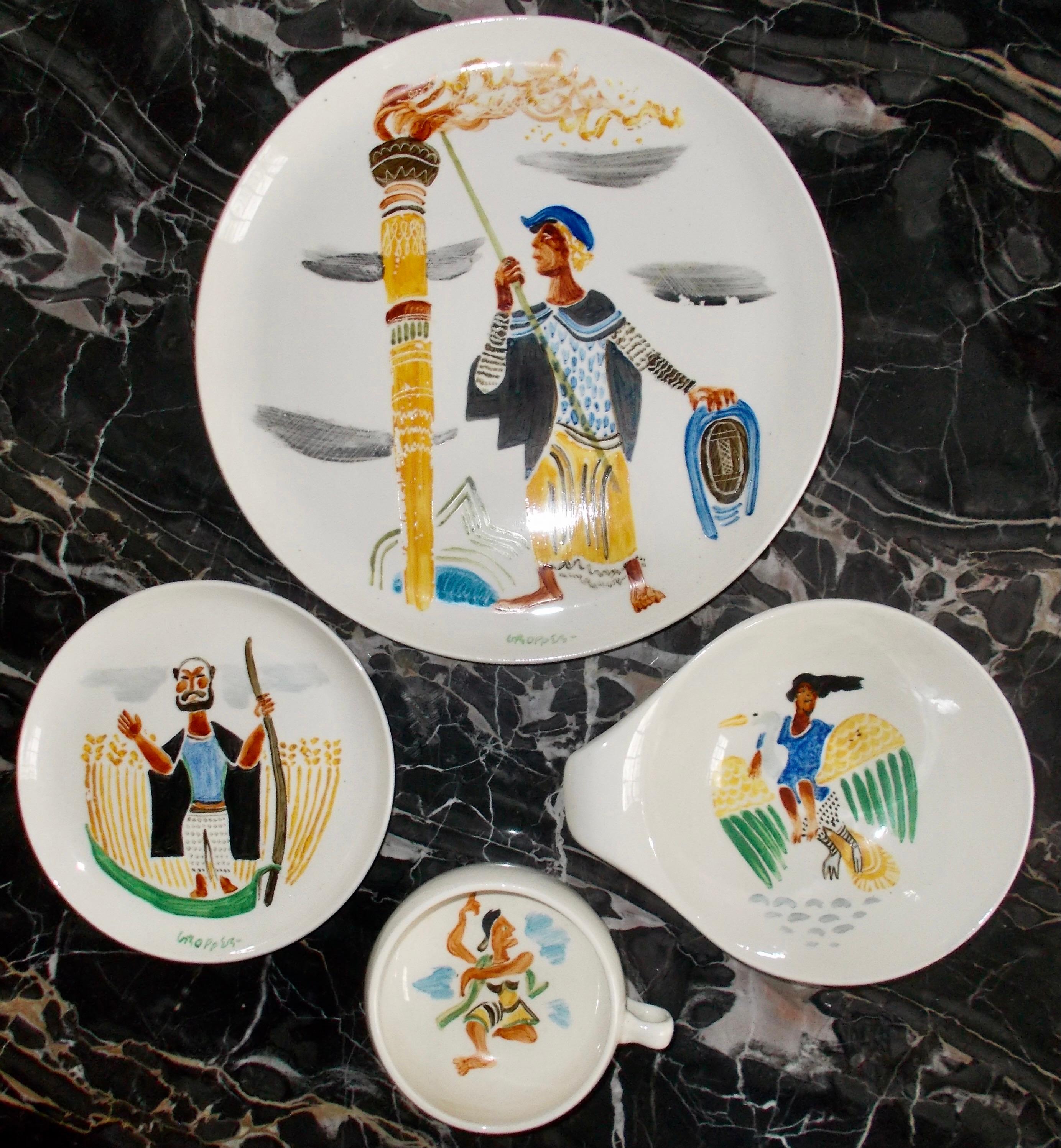Cuatro juegos de cuatro: taza, platillo, plato llano y cuenco, con pinturas de temas mitológicos en cada uno, obra de William Gropper. Russel Wright 