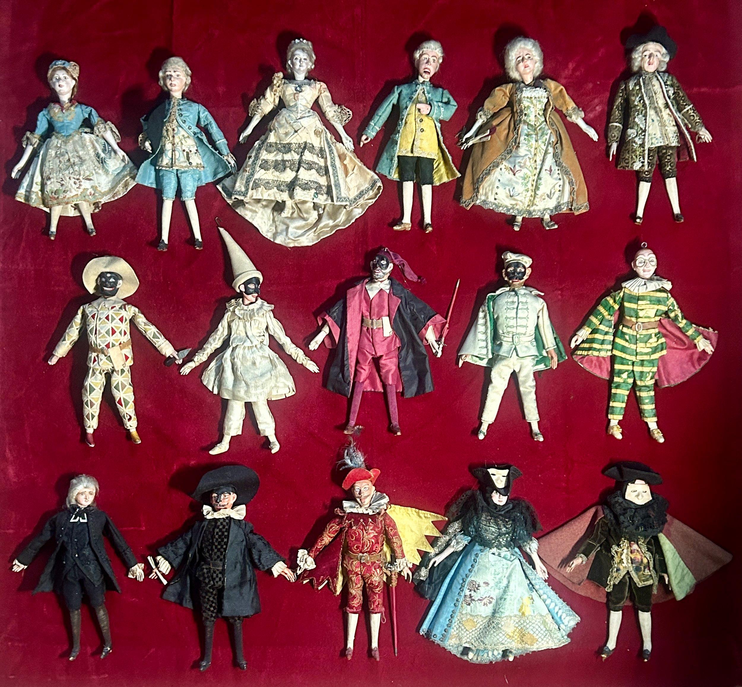 Antike venezianische Marionetten, antike Puppen, Antiquitäten zum Karneval in Venedig, Antiquitäten zum Maskenball, venezianische Masken, Marionetten zum Commedia dell'art-Theater.

Sammlung von 16 venezianischen Marionettenpuppen in Museumsqualität