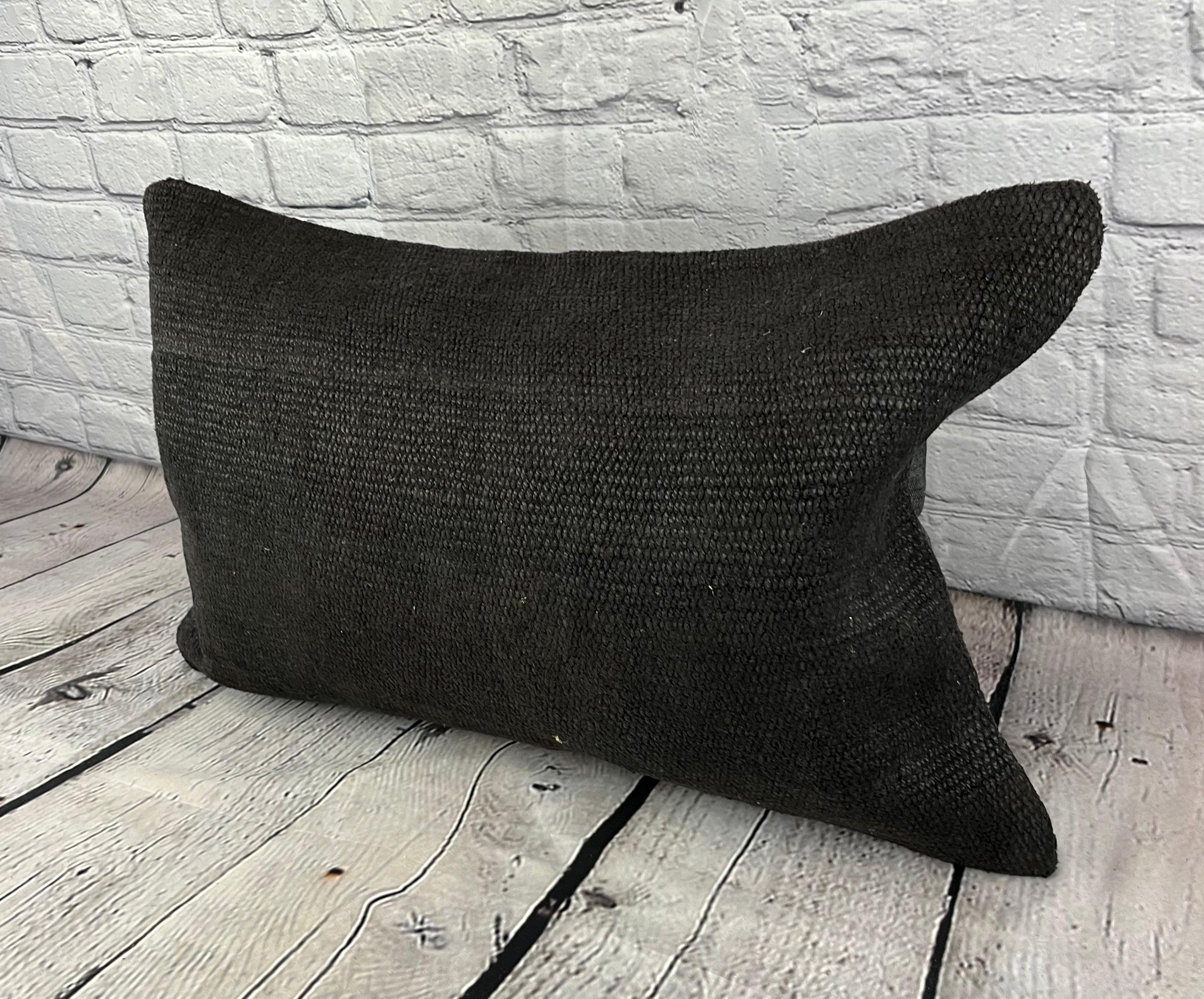 16 x 24 Hanf Kissen Türkisches Kissen Natürliches Schwarzes Kissen Kissenbezug #6047 Erhöhen Sie Ihr Heimdekor mit unserem Hanf Kissen Türkisches Kissen. Dieser exquisite, sorgfältig handgewebte Kissenbezug verleiht jedem Raum einen Hauch von