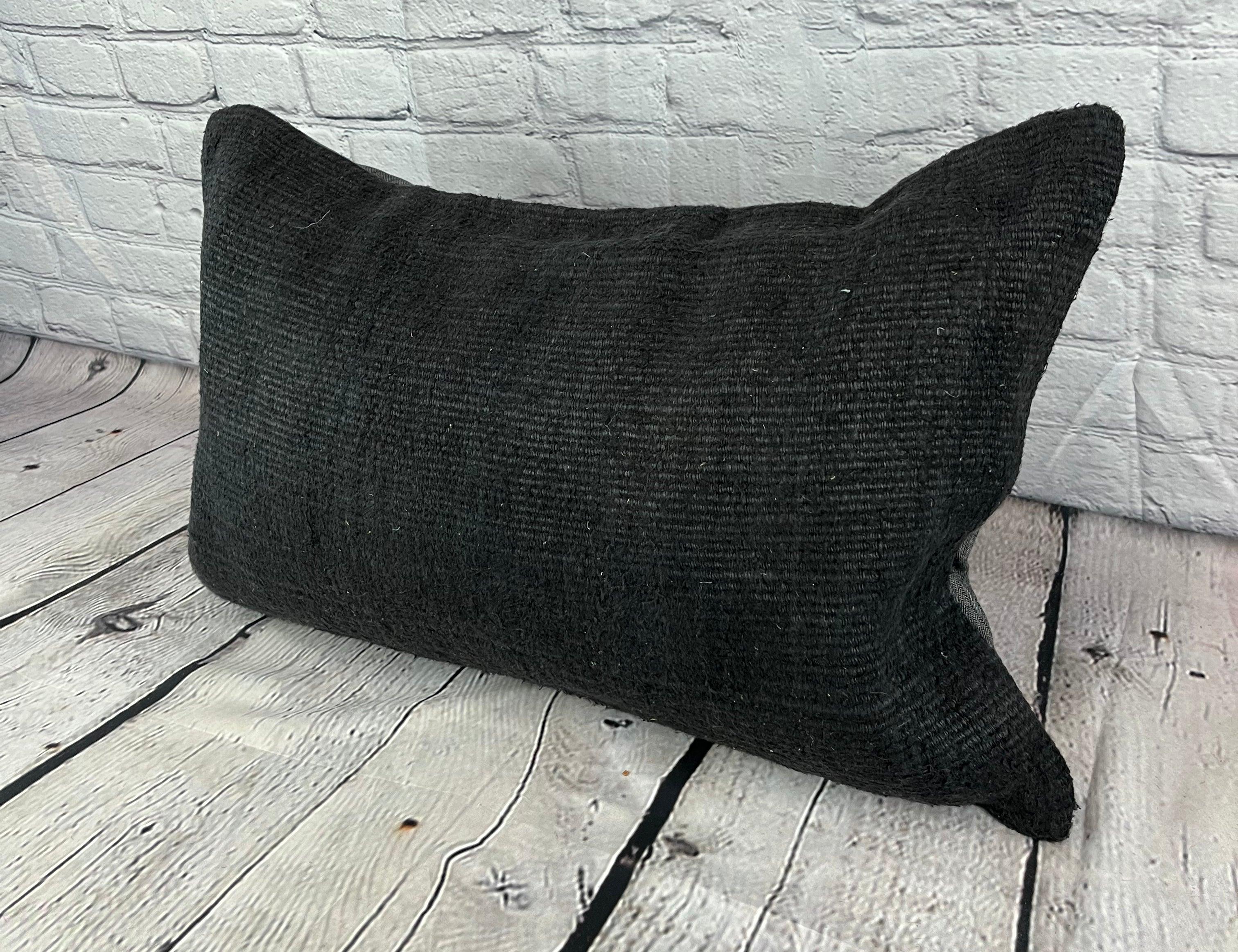 16 x 24 Cuscino in Canapa Cuscino Turco Nature Nero Copricuscino #6053 Migliora l'arredamento della tua casa con il nostro Cuscino in Canapa Cuscino Turco. Questo squisito copricuscino, meticolosamente tessuto a mano, aggiunge un tocco di eleganza e
