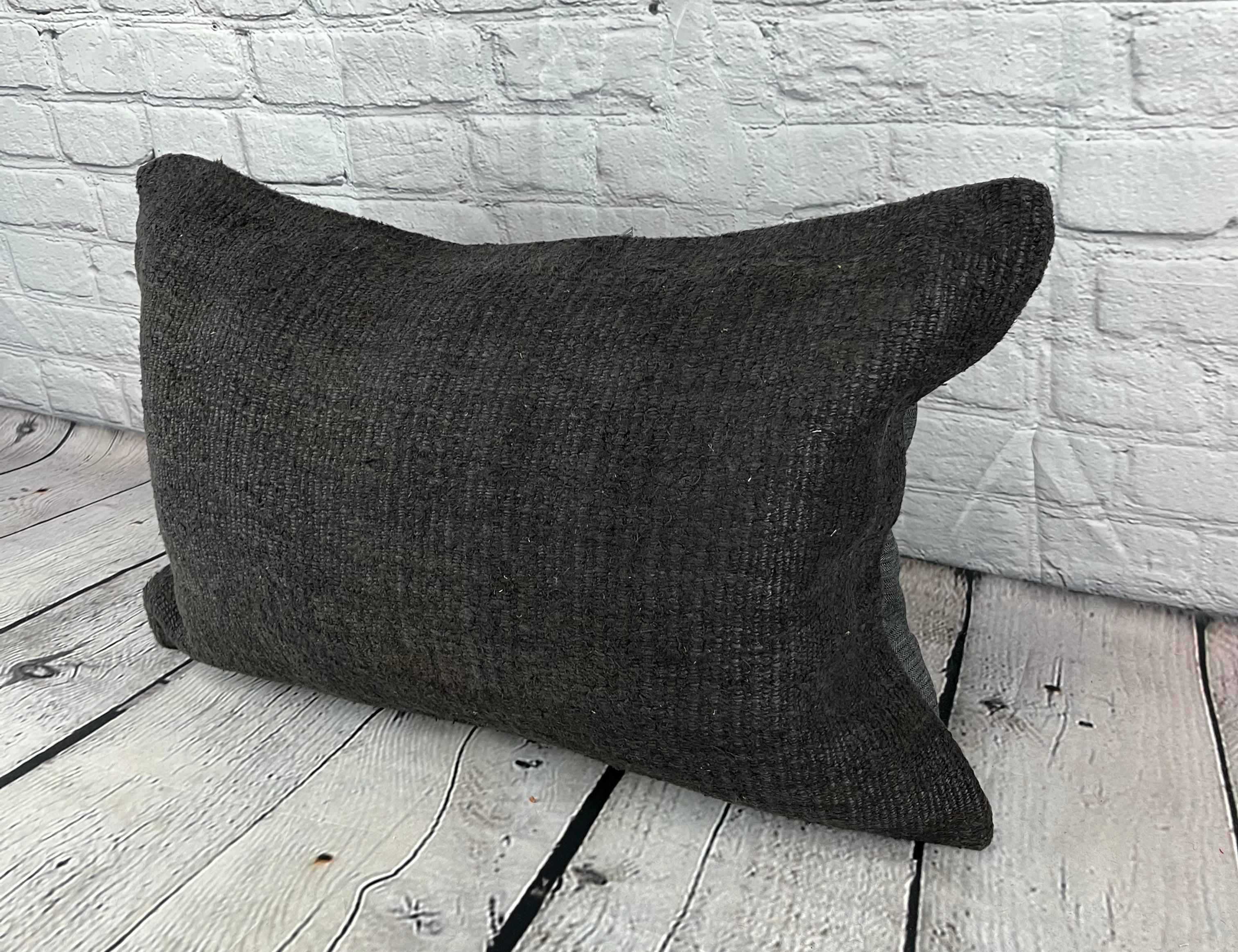 16 x 24 Cuscino in Canapa Cuscino Turco Nature Nero Copricuscino #6055 Migliora l'arredamento della tua casa con il nostro Cuscino in Canapa Cuscino Turco. Questo squisito copricuscino, meticolosamente tessuto a mano, aggiunge un tocco di eleganza e