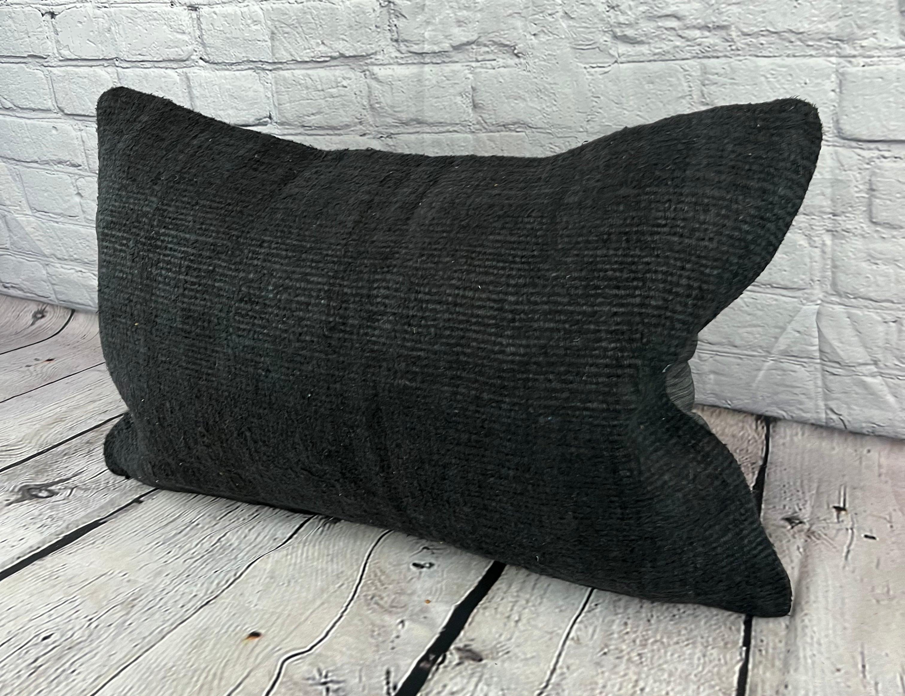 16 x 24 Almohada de cáñamo Cojín turco Funda de cojín negra natural #6062 Eleva la decoración de tu hogar con nuestra Almohada de cáñamo Cojín turco. Esta exquisita funda de almohada, meticulosamente tejida a mano, añade un toque de elegancia y