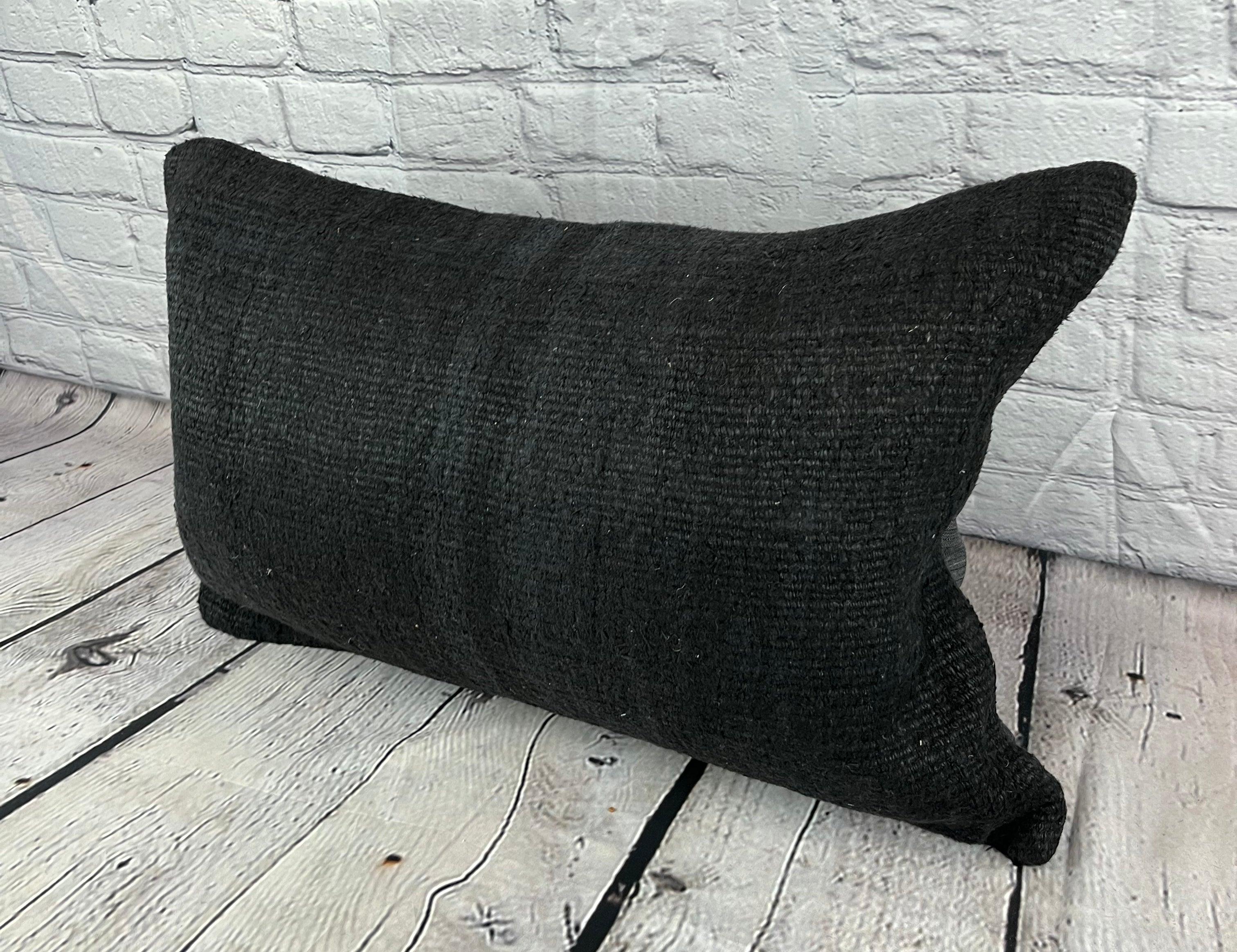 16 x 24 Hanf Kissen Türkisches Kissen Natürliches Schwarzes Kissen Kissenbezug #6064 Erhöhen Sie Ihr Heimdekor mit unserem Hanf Kissen Türkisches Kissen. Dieser exquisite, sorgfältig handgewebte Kissenbezug verleiht jedem Raum einen Hauch von