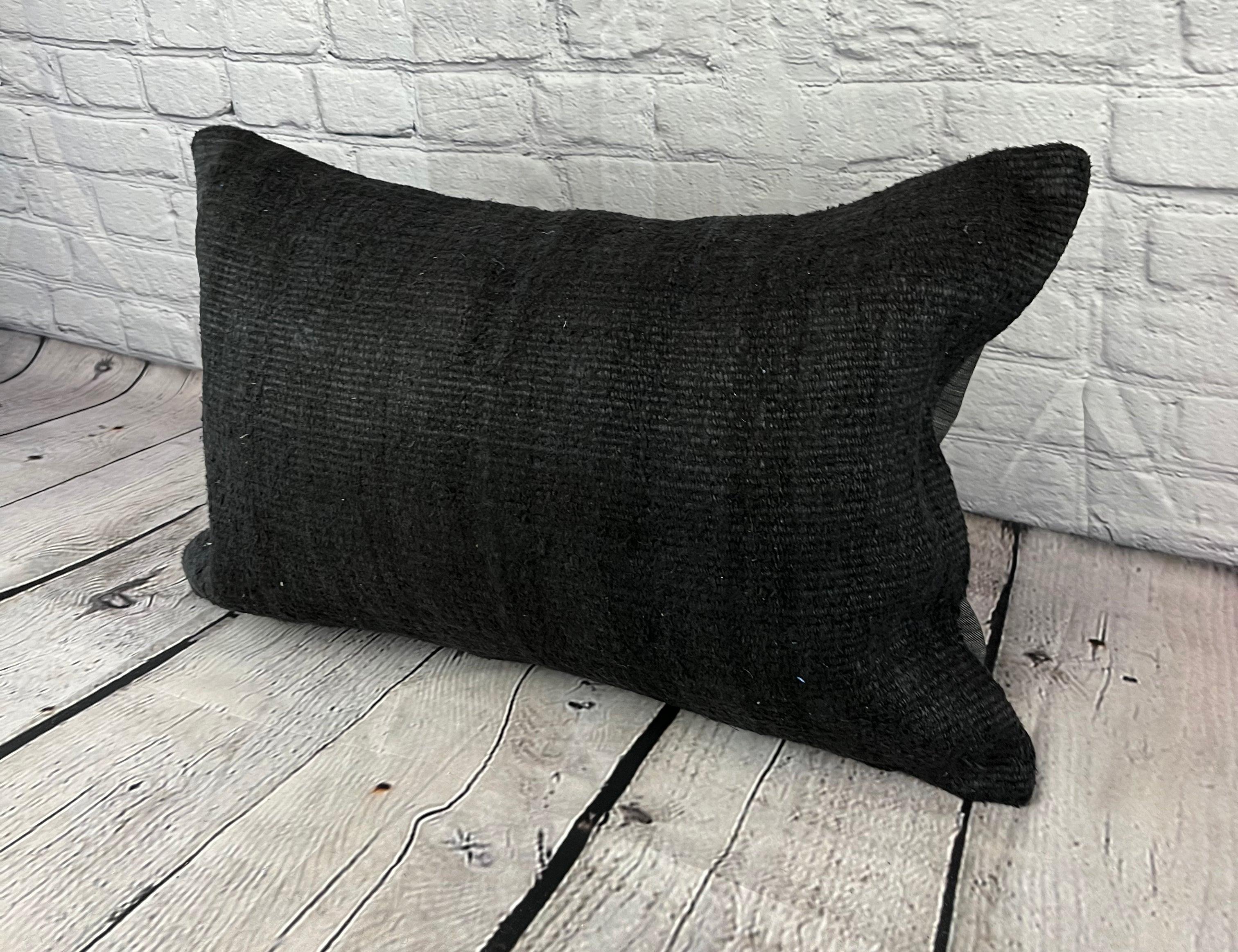 16 x 24 Hanf Kissen Türkisches Kissen Natürliches Schwarzes Kissen Kissenbezug #6065 Erhöhen Sie Ihr Heimdekor mit unserem Hanf Kissen Türkisches Kissen. Dieser exquisite, sorgfältig handgewebte Kissenbezug verleiht jedem Raum einen Hauch von