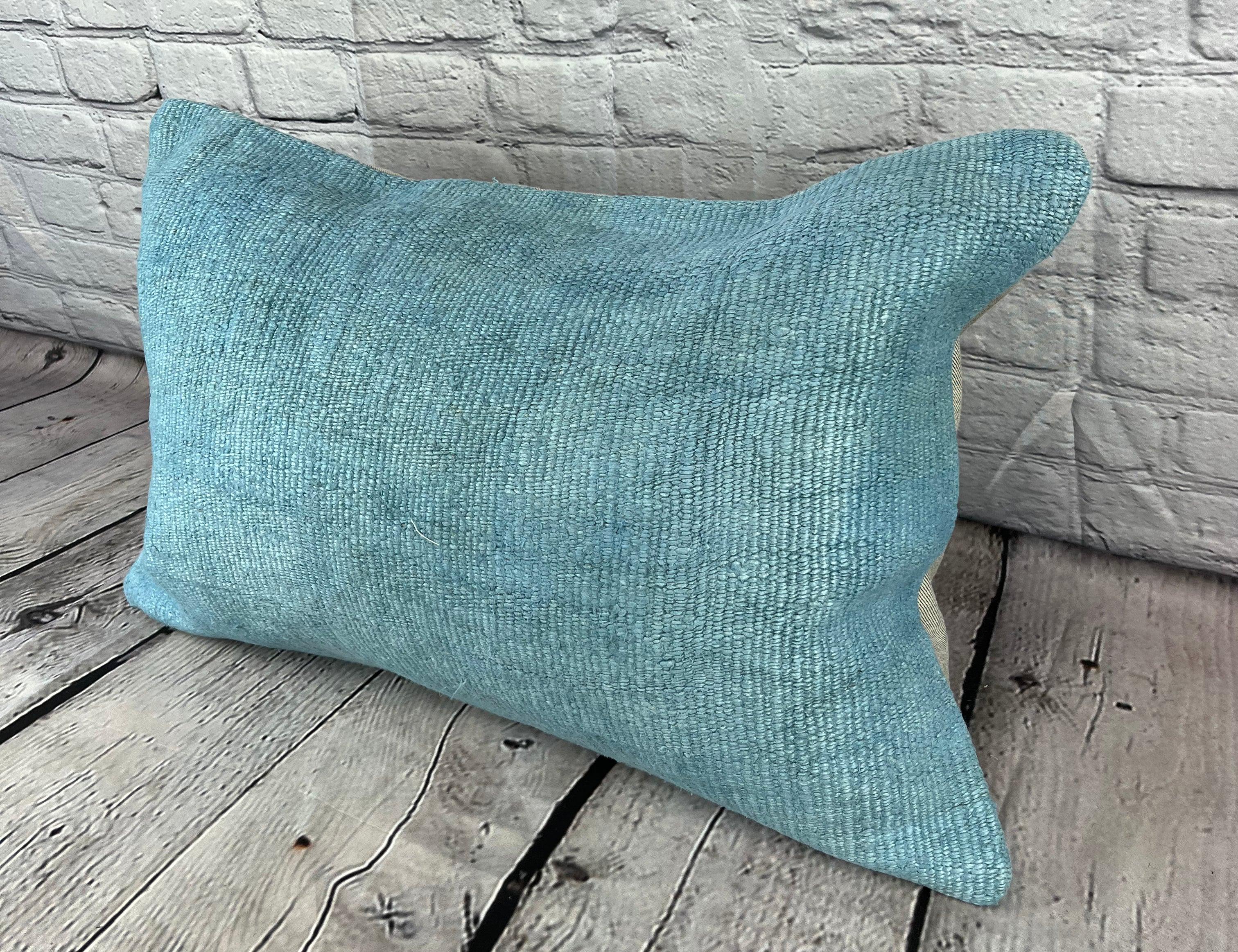 16 x 24 Hanfkissen Türkisches Kissen Natürliches blaues Kissen Kissenbezug #6209 Erhöhen Sie Ihre Wohnkultur mit unserem Hanfkissen Türkisches Kissen. Dieser exquisite, sorgfältig handgewebte Kissenbezug verleiht jedem Raum einen Hauch von Eleganz