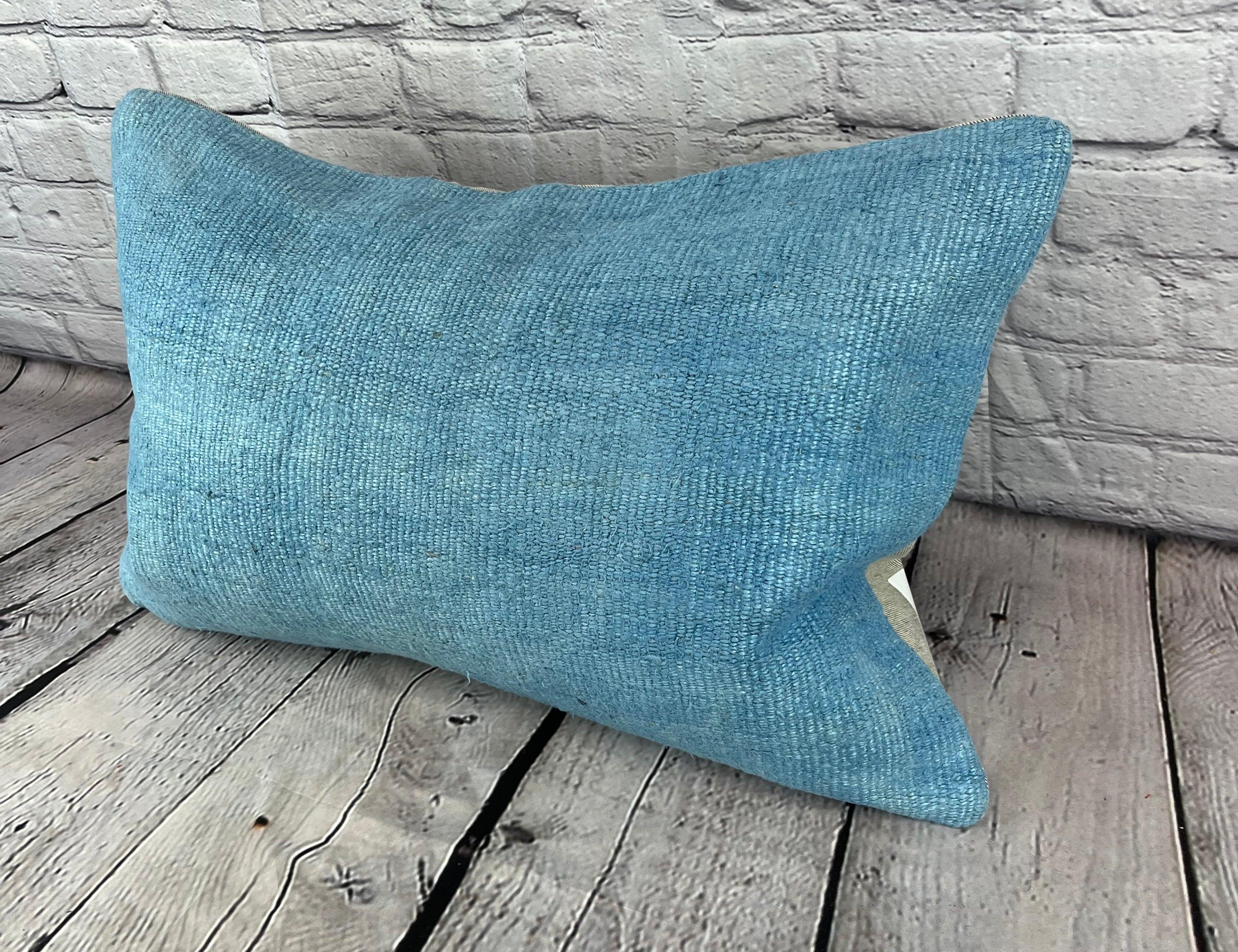 16 x 24 Hanf-Kissen Türkisches Kissen Natürliches blaues Kissen Kissenbezug #6210 Erhöhen Sie Ihr Heimdekor mit unserem Hanf-Kissen Türkisches Kissen. Dieser exquisite, sorgfältig handgewebte Kissenbezug verleiht jedem Raum einen Hauch von Eleganz
