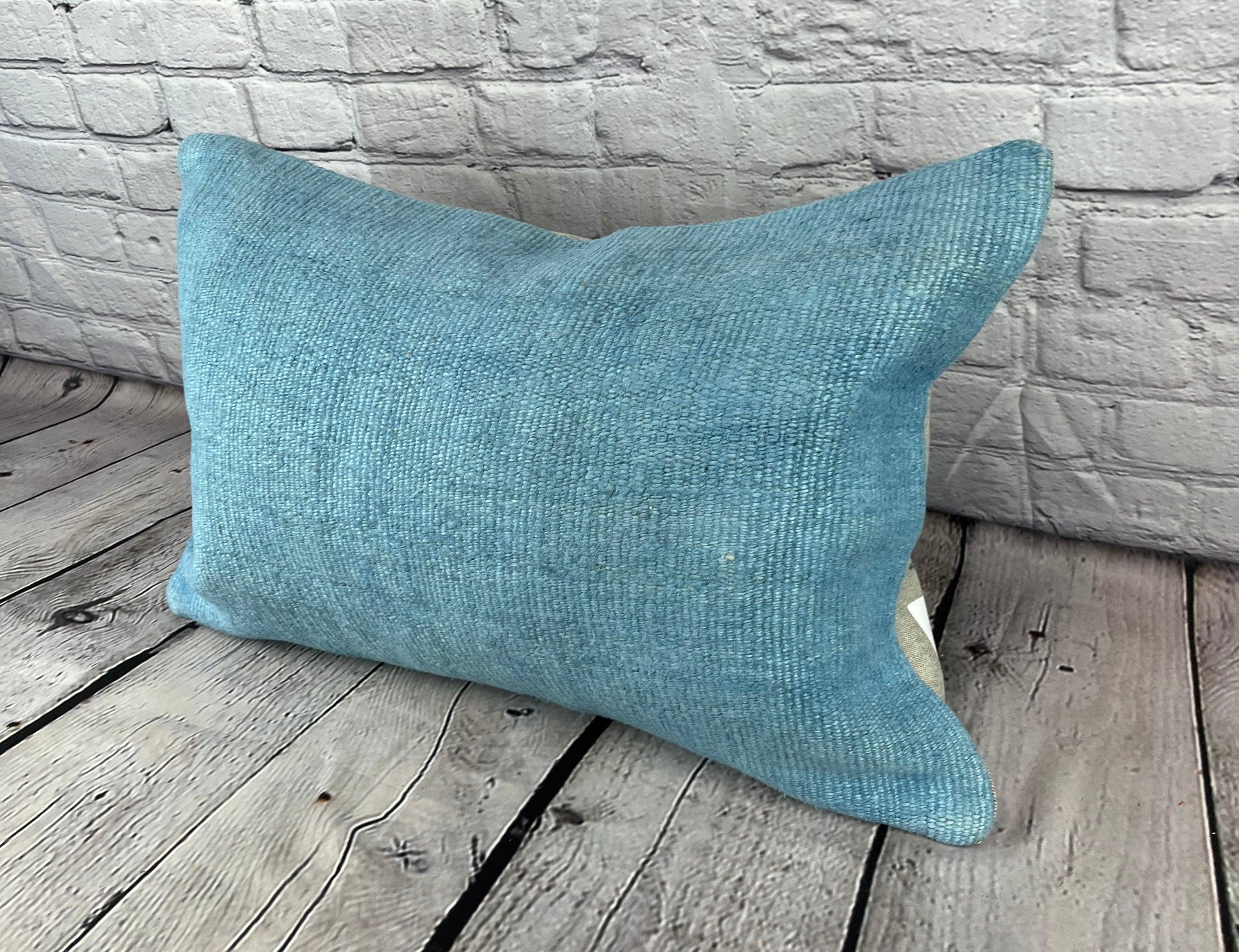 16 x 24 Hanf-Kissen Türkisches Kissen Natürliches blaues Kissen Kissenbezug #6212 Erhöhen Sie Ihr Heimdekor mit unserem Hanf-Kissen Türkisches Kissen. Dieser exquisite, sorgfältig handgewebte Kissenbezug verleiht jedem Raum einen Hauch von Eleganz