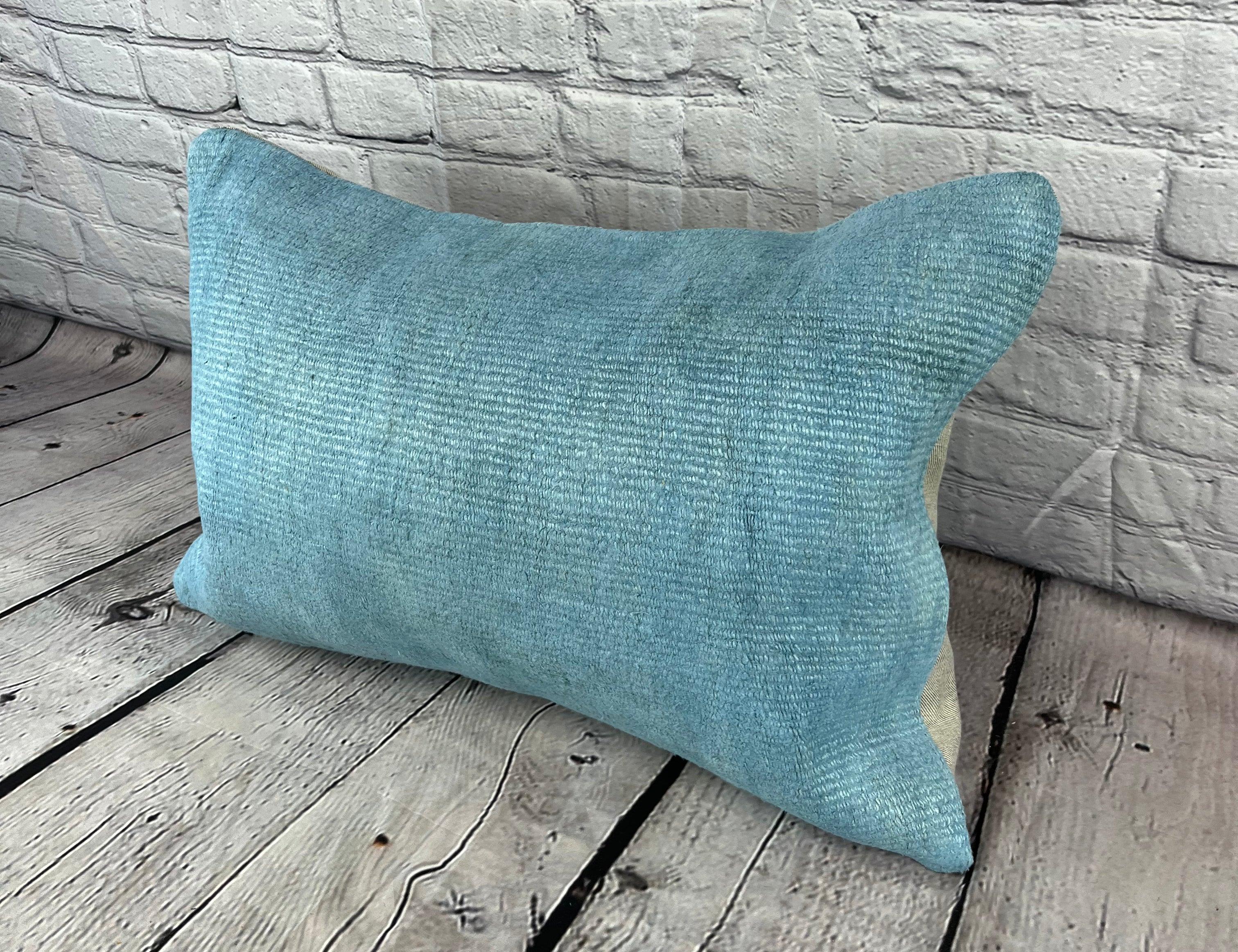 16 x 24 Hanf-Kissen Türkisches Kissen Natürliches blaues Kissen Kissenbezug #6214 Erhöhen Sie Ihr Heimdekor mit unserem Hanf-Kissen Türkisches Kissen. Dieser exquisite, sorgfältig handgewebte Kissenbezug verleiht jedem Raum einen Hauch von Eleganz