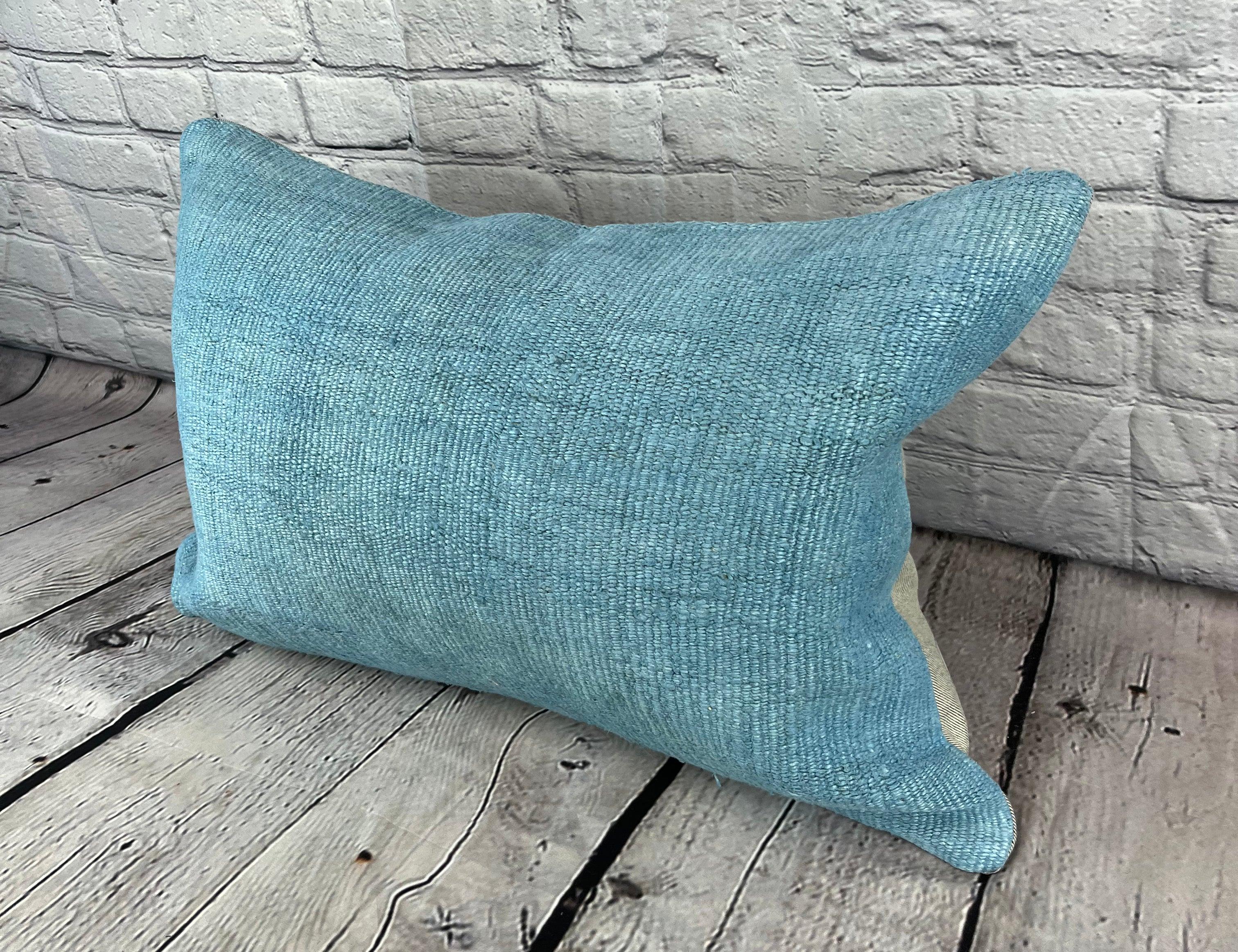 16 x 24 Hempe Pillow Turkish Cushion Natural Blue Pillow Cushion Cover #6215 Élevez votre décoration intérieure avec notre Hemp Pillow Turkish Cushion. Cette exquise housse de coussin, méticuleusement tissée à la main, ajoute une touche d'élégance
