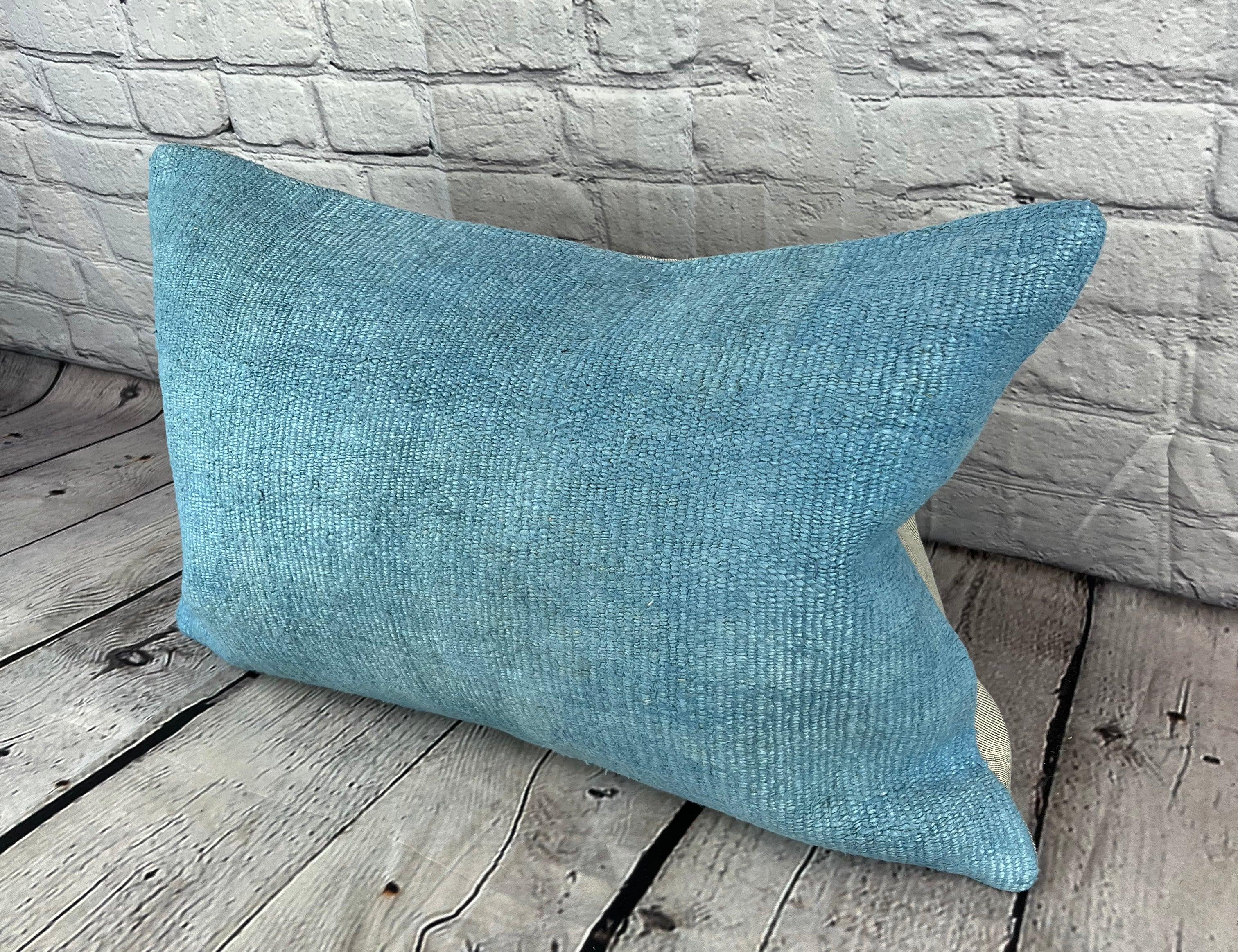 16 x 24 Cojín turco de cáñamo Funda de cojín azul natural #6216 Eleva la decoración de tu hogar con nuestro cojín turco de cáñamo. Esta exquisita funda de almohada, meticulosamente tejida a mano, añade un toque de elegancia y sofisticación a