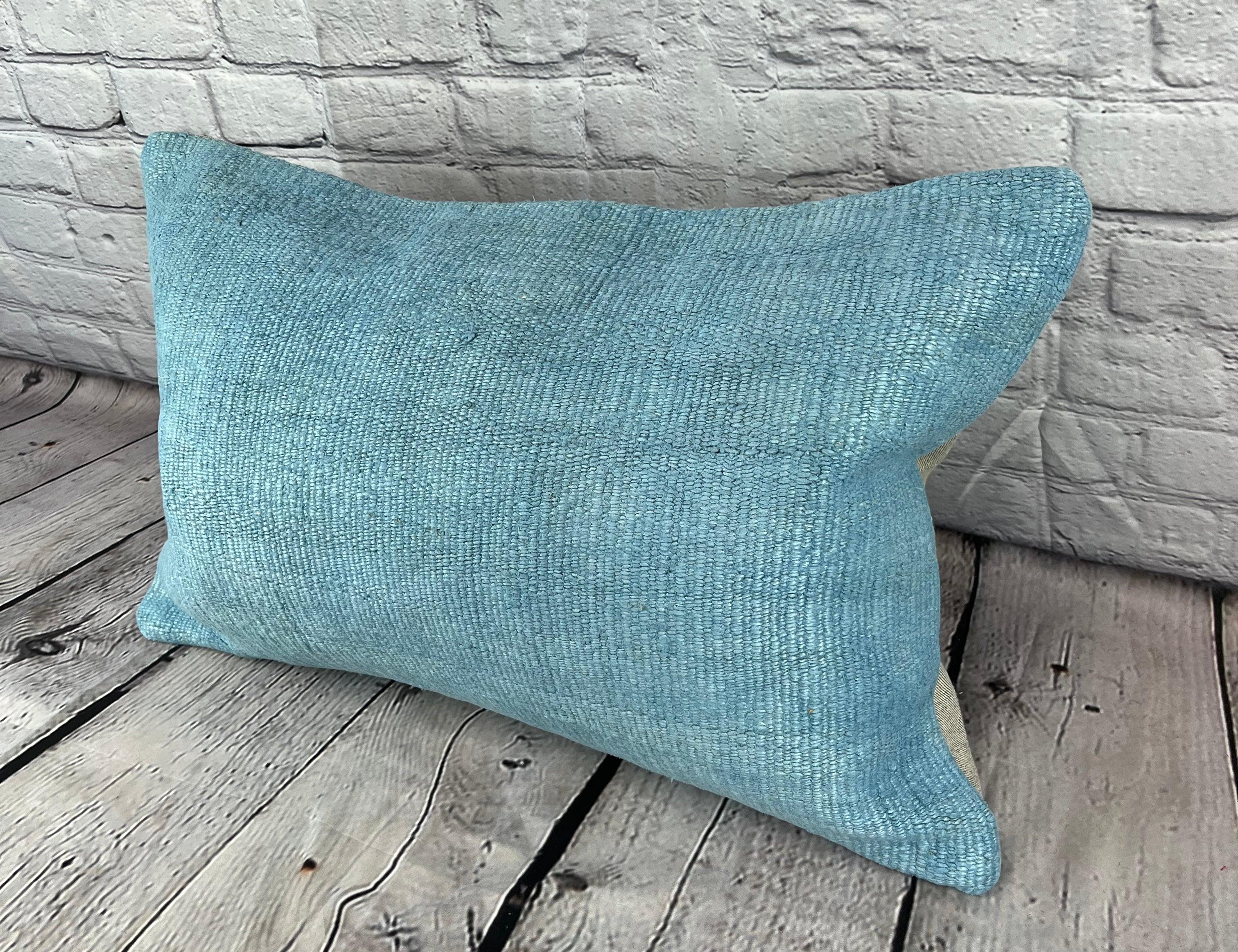 16 x 24 Hanf-Kissen Türkisches Kissen Natürliches blaues Kissen Kissenbezug #6218 Erhöhen Sie Ihr Heimdekor mit unserem Hanf-Kissen Türkisches Kissen. Dieser exquisite, sorgfältig handgewebte Kissenbezug verleiht jedem Raum einen Hauch von Eleganz