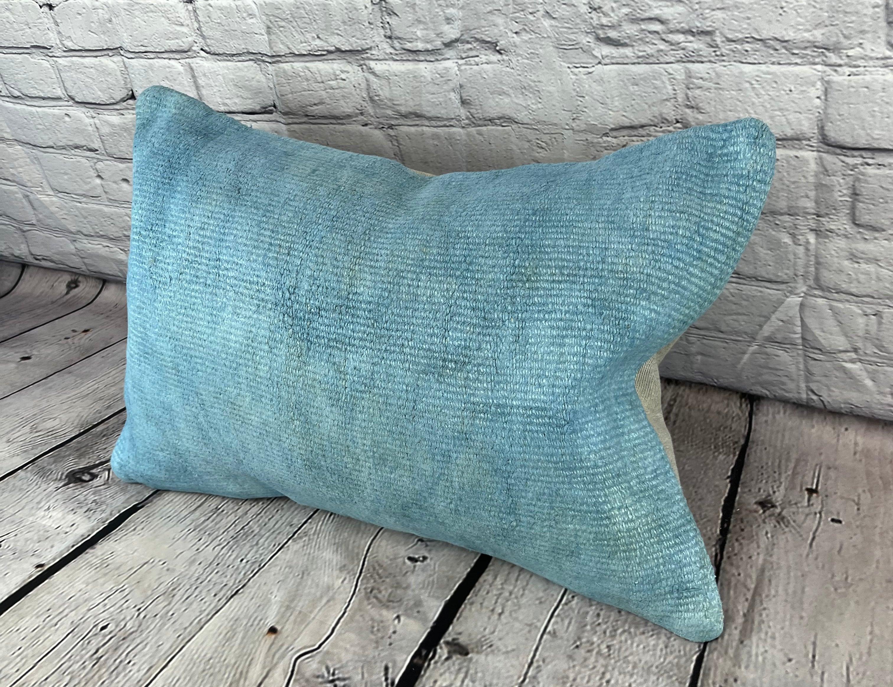 16 x 24 Hanf-Kissen Türkisches Kissen Natürliches blaues Kissen Kissenbezug #6220 Erhöhen Sie Ihr Heimdekor mit unserem Hanf-Kissen Türkisches Kissen. Dieser exquisite, sorgfältig handgewebte Kissenbezug verleiht jedem Raum einen Hauch von Eleganz