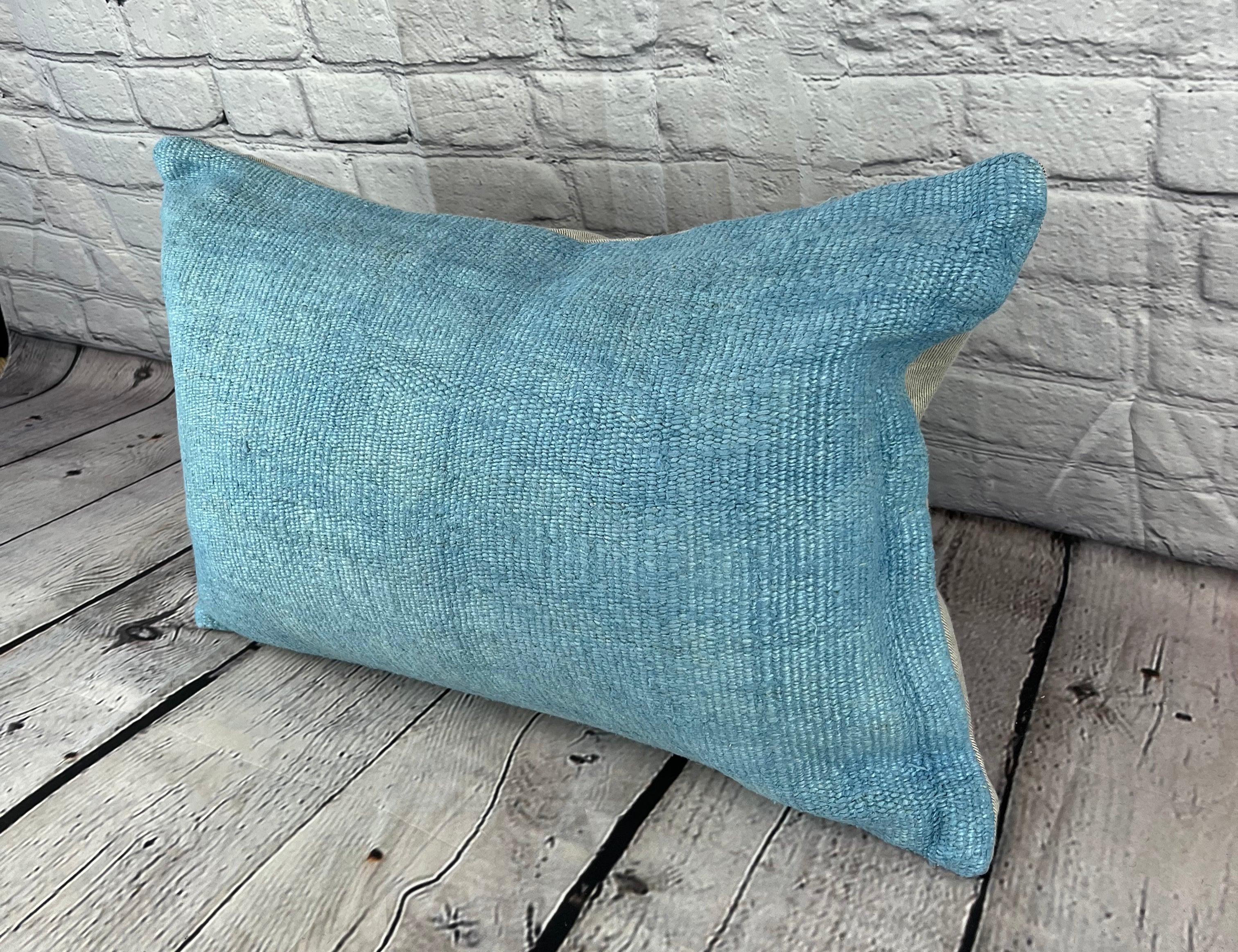 16 x 24 Hanfkissen Türkisches Kissen Natürliches blaues Kissen Kissenbezug #6221 Erhöhen Sie Ihr Heimdekor mit unserem Hanfkissen Türkisches Kissen. Dieser exquisite, sorgfältig handgewebte Kissenbezug verleiht jedem Raum einen Hauch von Eleganz und