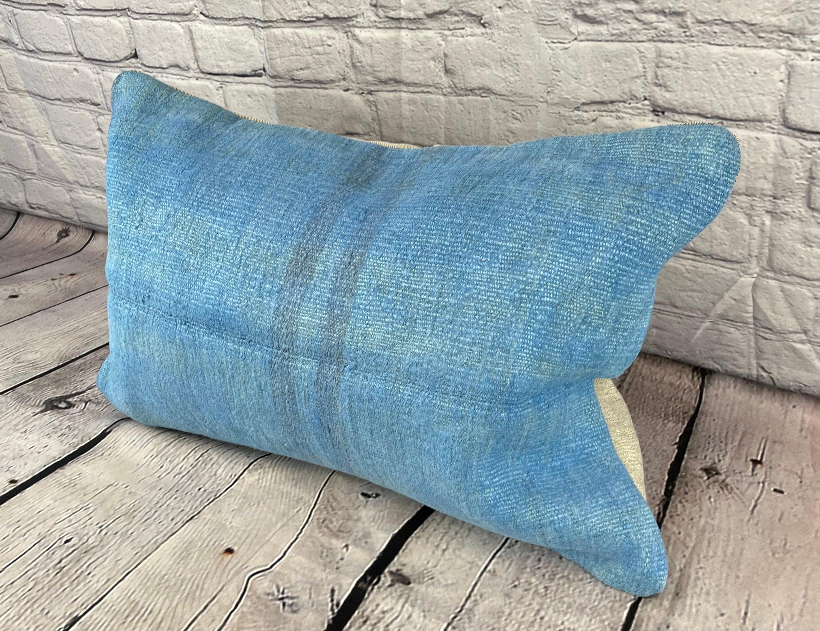 16 x 24 Cuscino in Canapa Cuscino Turco Nature Blu Copricuscino #6223 Migliora l'arredamento della tua casa con il nostro Cuscino in Canapa Cuscino Turco. Questo squisito copricuscino, meticolosamente tessuto a mano, aggiunge un tocco di eleganza e