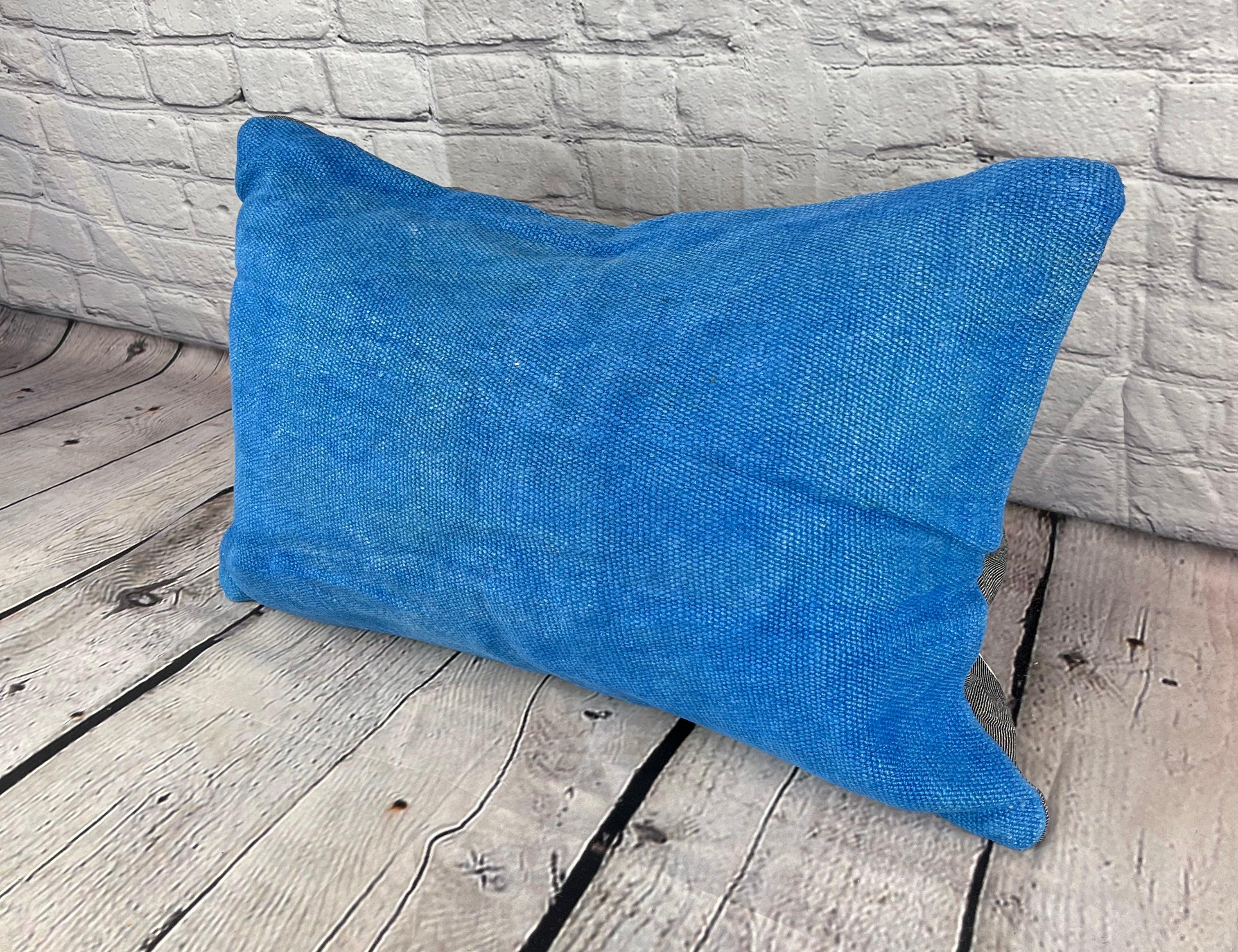 16 x 24 Cojín de cáñamo Cojín turco Funda de cojín azul natural #6242 Eleva la decoración de tu hogar con nuestro cojín de cáñamo Cojín turco. Esta exquisita funda de almohada, meticulosamente tejida a mano, añade un toque de elegancia y