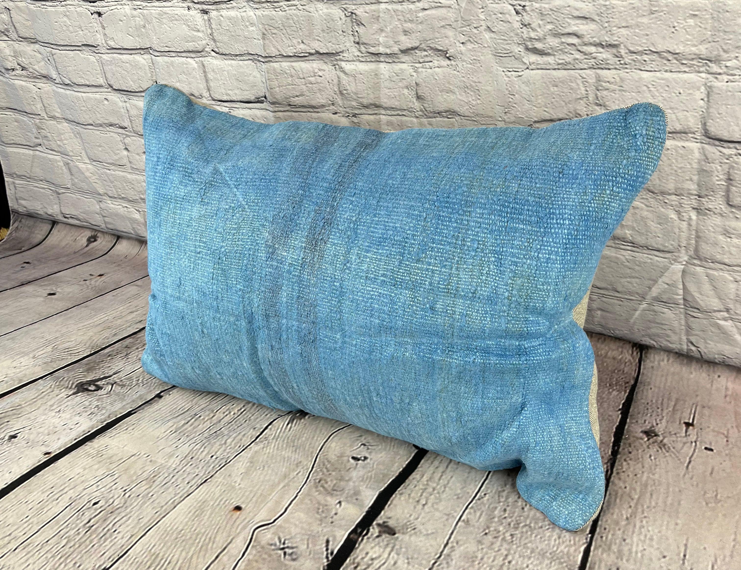 16 x 24 Hanf-Kissen Türkisches Kissen Natürliches blaues Kissen Kissenbezug #6243 Erhöhen Sie Ihr Heimdekor mit unserem Hanf-Kissen Türkisches Kissen. Dieser exquisite, sorgfältig handgewebte Kissenbezug verleiht jedem Raum einen Hauch von Eleganz