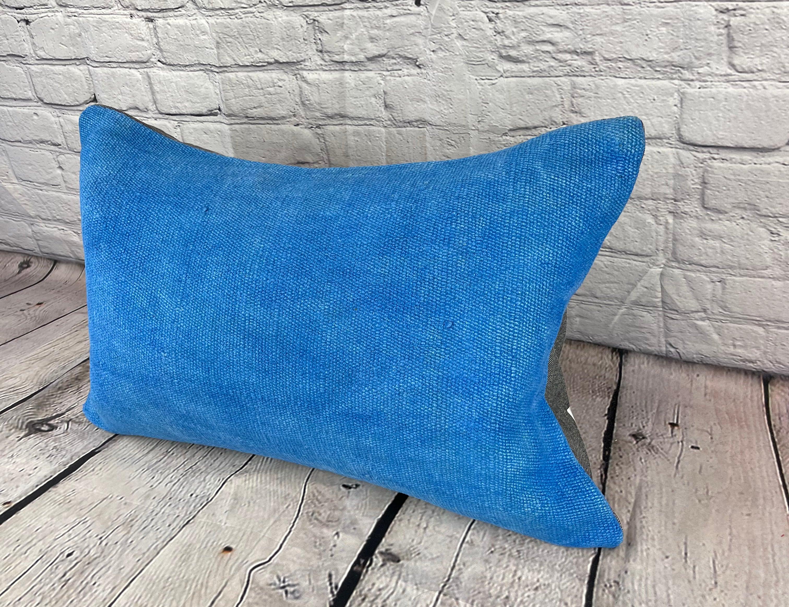16 x 24 Hanf-Kissen Türkisches Kissen Natürliches blaues Kissen Kissenbezug #6250 Erhöhen Sie Ihr Heimdekor mit unserem Hanf-Kissen Türkisches Kissen. Dieser exquisite, sorgfältig handgewebte Kissenbezug verleiht jedem Raum einen Hauch von Eleganz