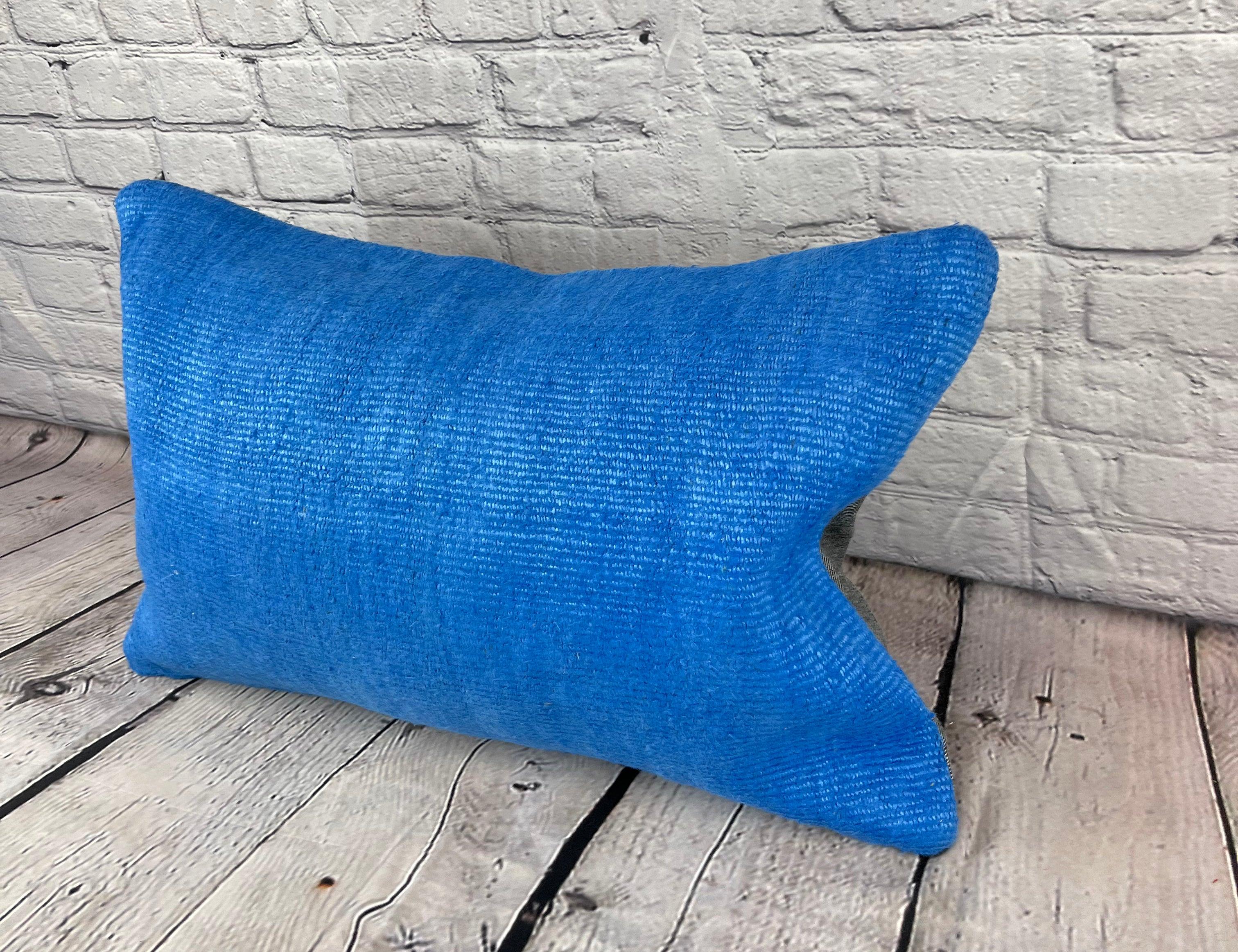 16 x 24 Cuscino in Canapa Cuscino Turco Nature Blu Copricuscino #6254 Migliora l'arredamento della tua casa con il nostro Cuscino in Canapa Cuscino Turco. Questo squisito copricuscino, meticolosamente tessuto a mano, aggiunge un tocco di eleganza e