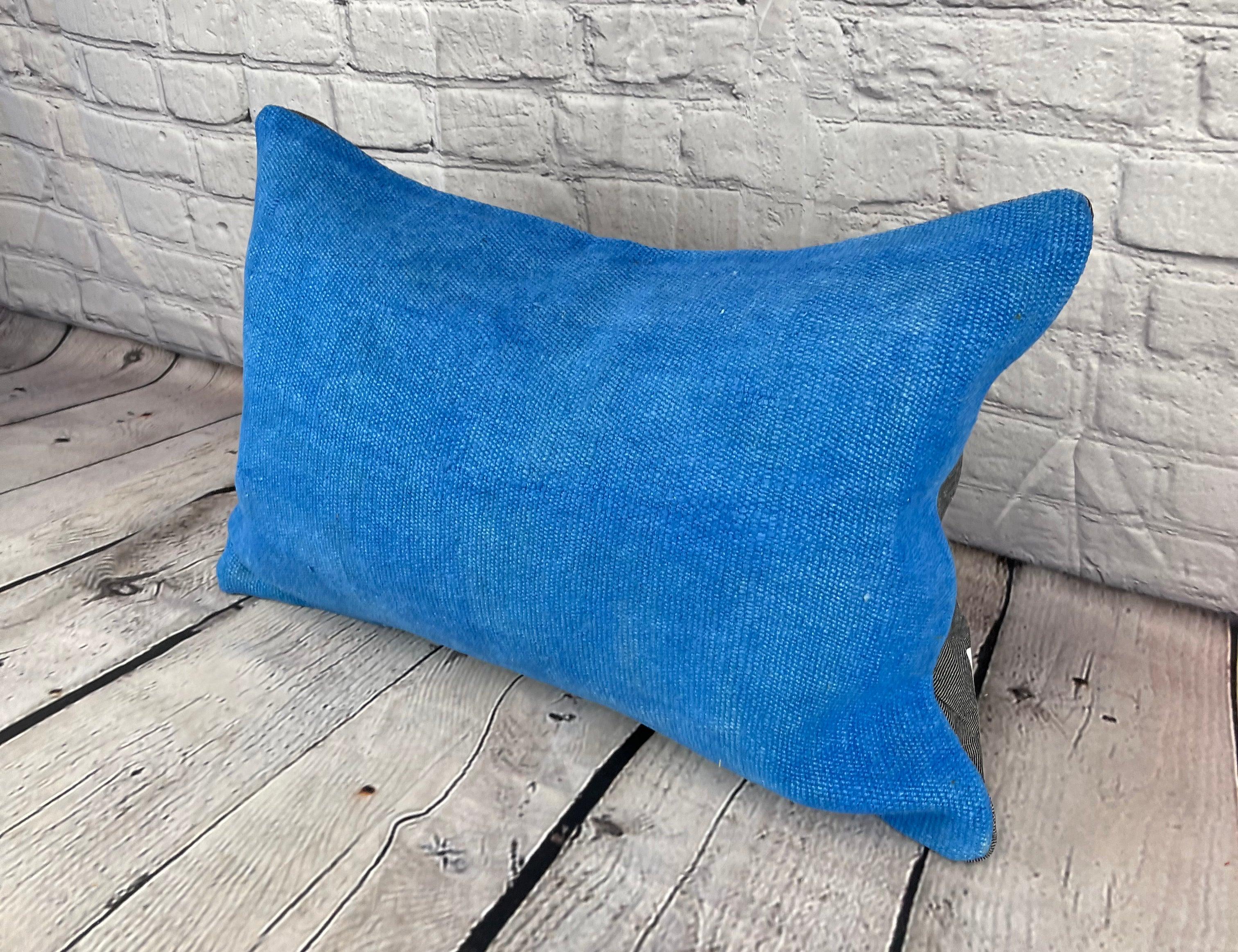 16 x 24 Hanfkissen Türkisches Kissen Natürliches blaues Kissen Kissenbezug #6255 Erhöhen Sie Ihre Wohnkultur mit unserem Hanfkissen Türkisches Kissen. Dieser exquisite, sorgfältig handgewebte Kissenbezug verleiht jedem Raum einen Hauch von Eleganz