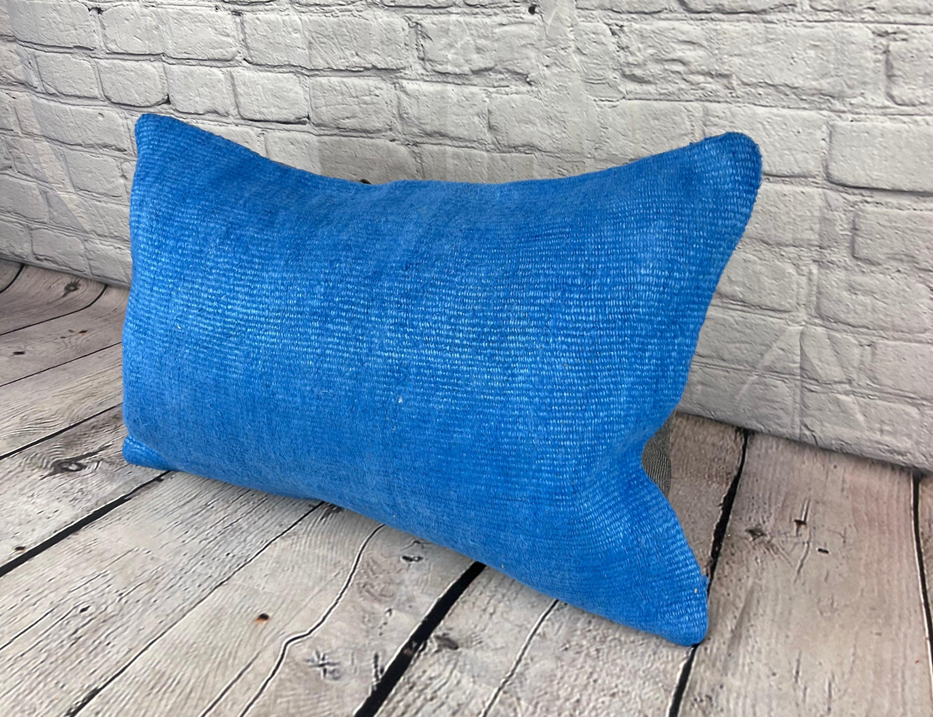 16 x 24 Cojín de cáñamo Cojín turco Funda de cojín azul natural #6258 Eleva la decoración de tu hogar con nuestro cojín de cáñamo Cojín turco. Esta exquisita funda de almohada, meticulosamente tejida a mano, añade un toque de elegancia y