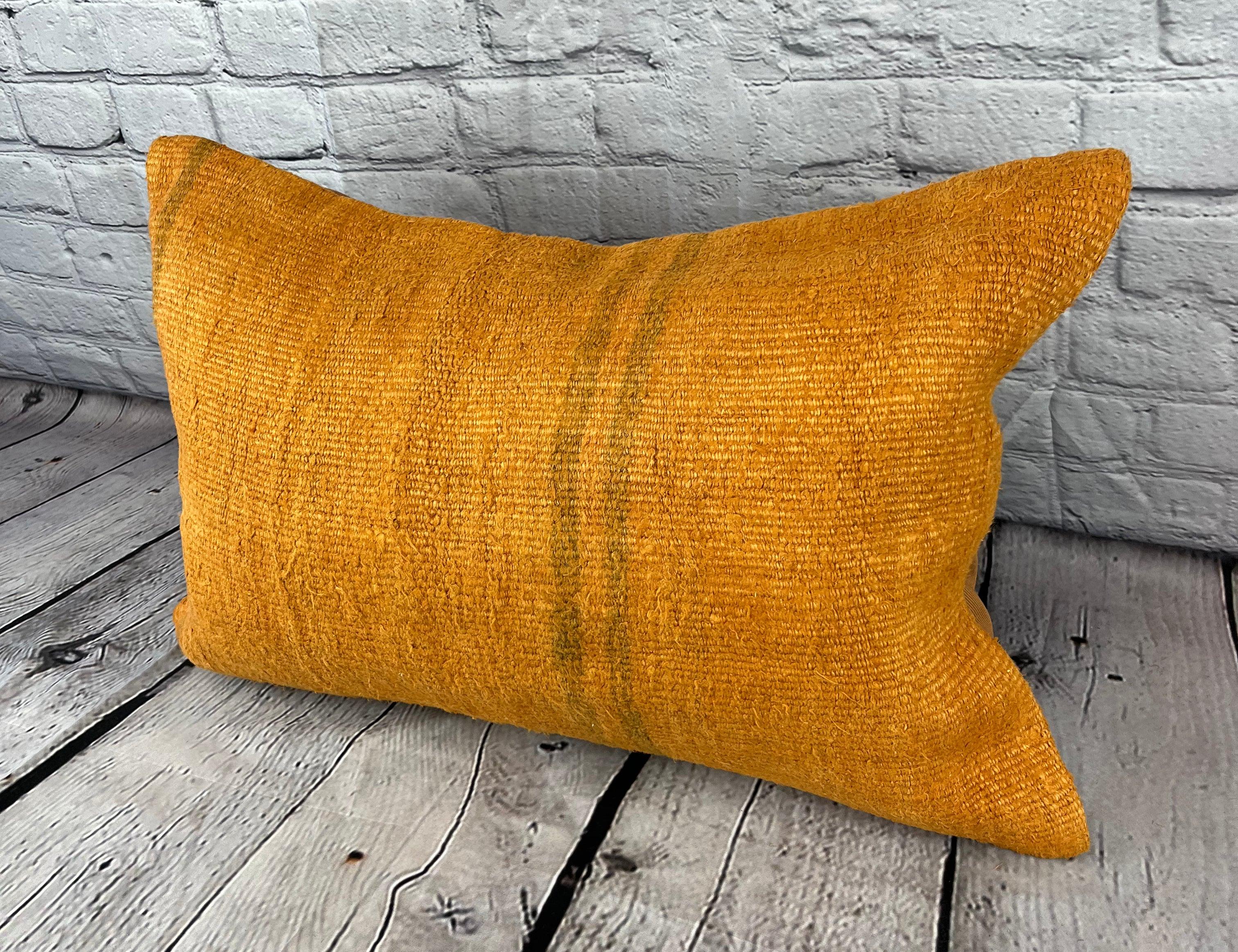 16 x 24 Hanf Kissen Türkisches Kissen Natürliches Orange Kissen Kissenbezug #6261 Erhöhen Sie Ihr Heimdekor mit unserem Hanf Kissen Türkisches Kissen. Dieser exquisite, sorgfältig handgewebte Kissenbezug verleiht jedem Raum einen Hauch von Eleganz