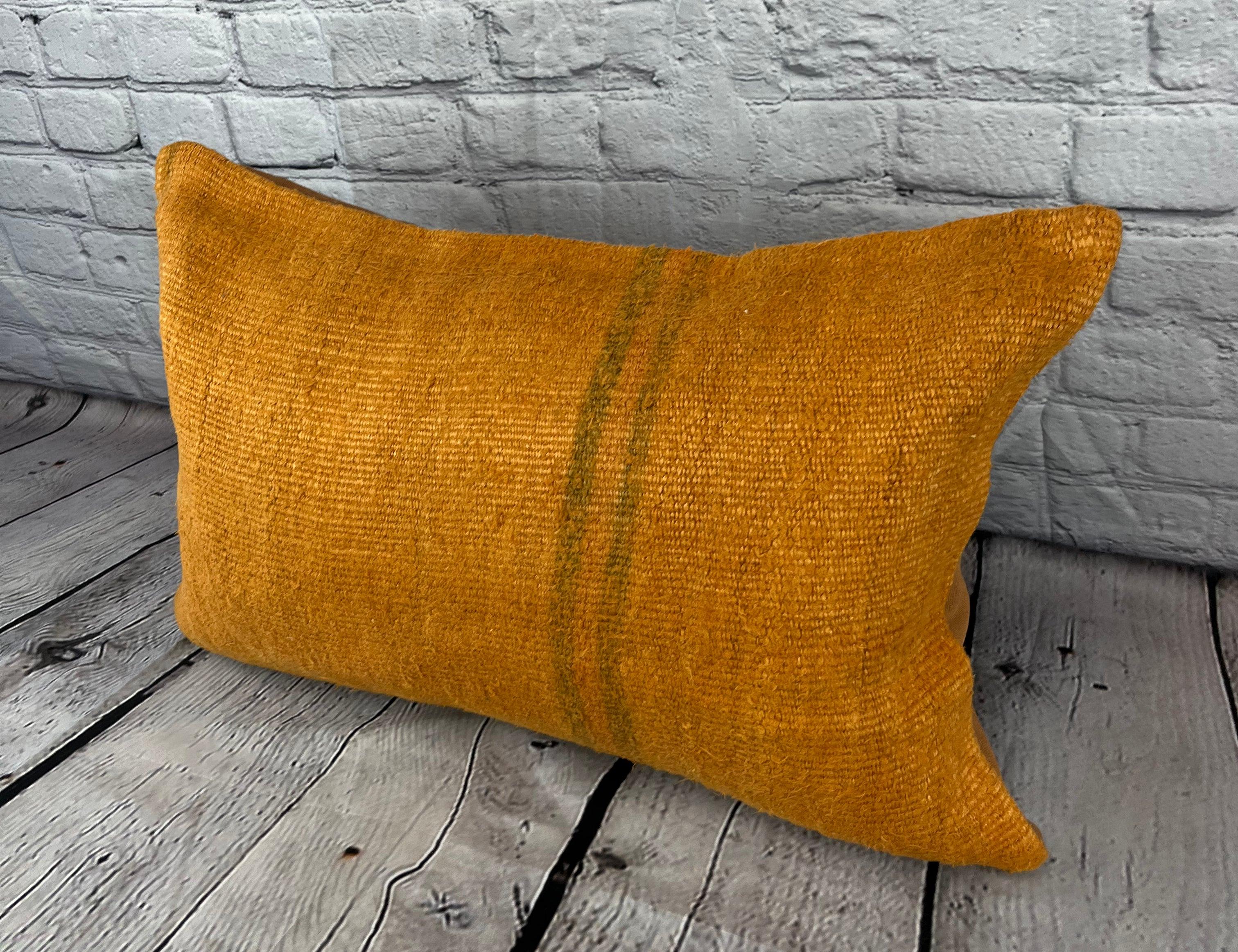 16 x 24 Hanf Kissen Türkisches Kissen Natürliches Orange Kissen Kissenbezug #6272 Erhöhen Sie Ihr Heimdekor mit unserem Hanf Kissen Türkisches Kissen. Dieser exquisite, sorgfältig handgewebte Kissenbezug verleiht jedem Raum einen Hauch von Eleganz