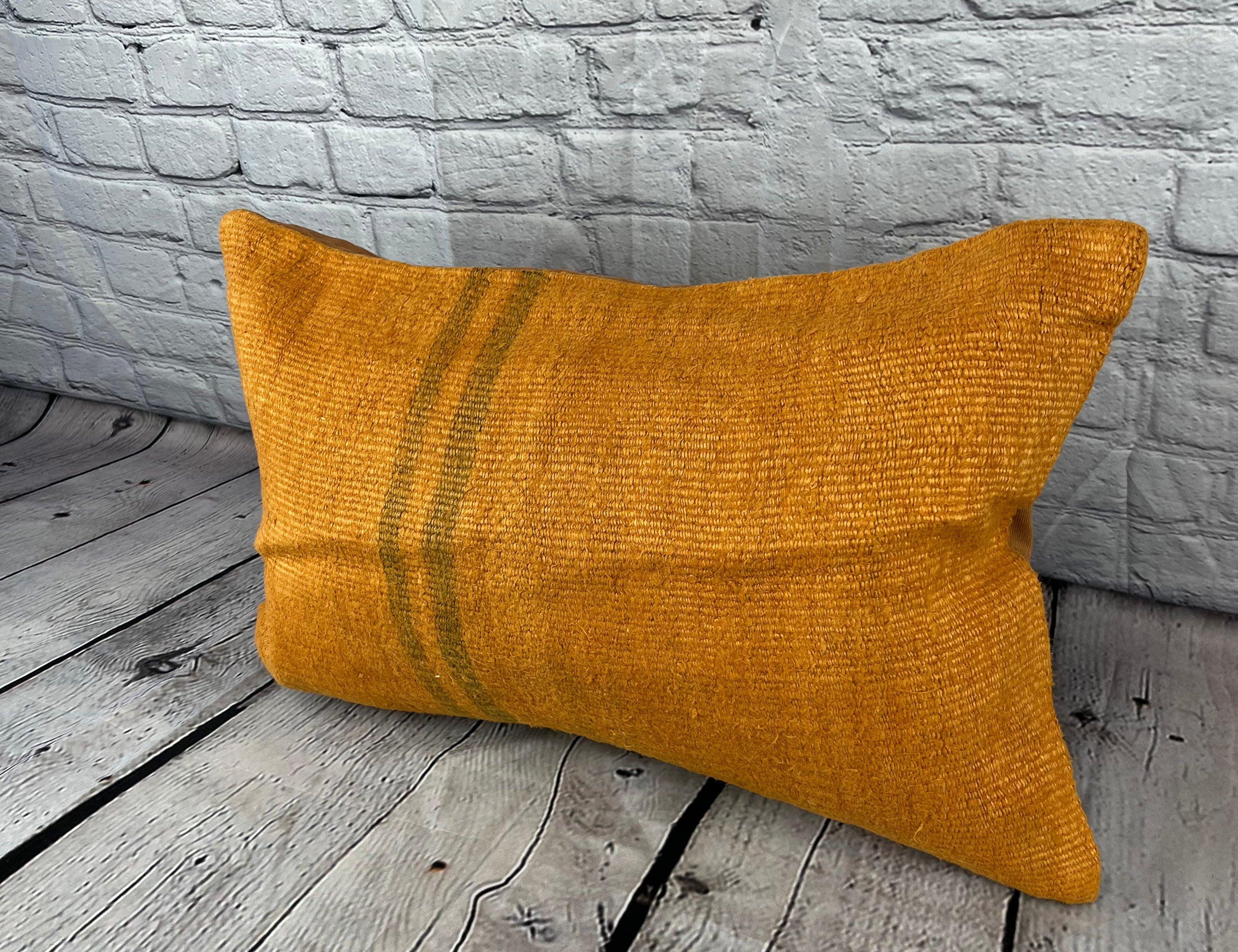 16 x 24 Cojín turco de cáñamo Funda de cojín naranja natural #6275 Eleva la decoración de tu hogar con nuestro cojín turco de cáñamo. Esta exquisita funda de almohada, meticulosamente tejida a mano, añade un toque de elegancia y sofisticación a