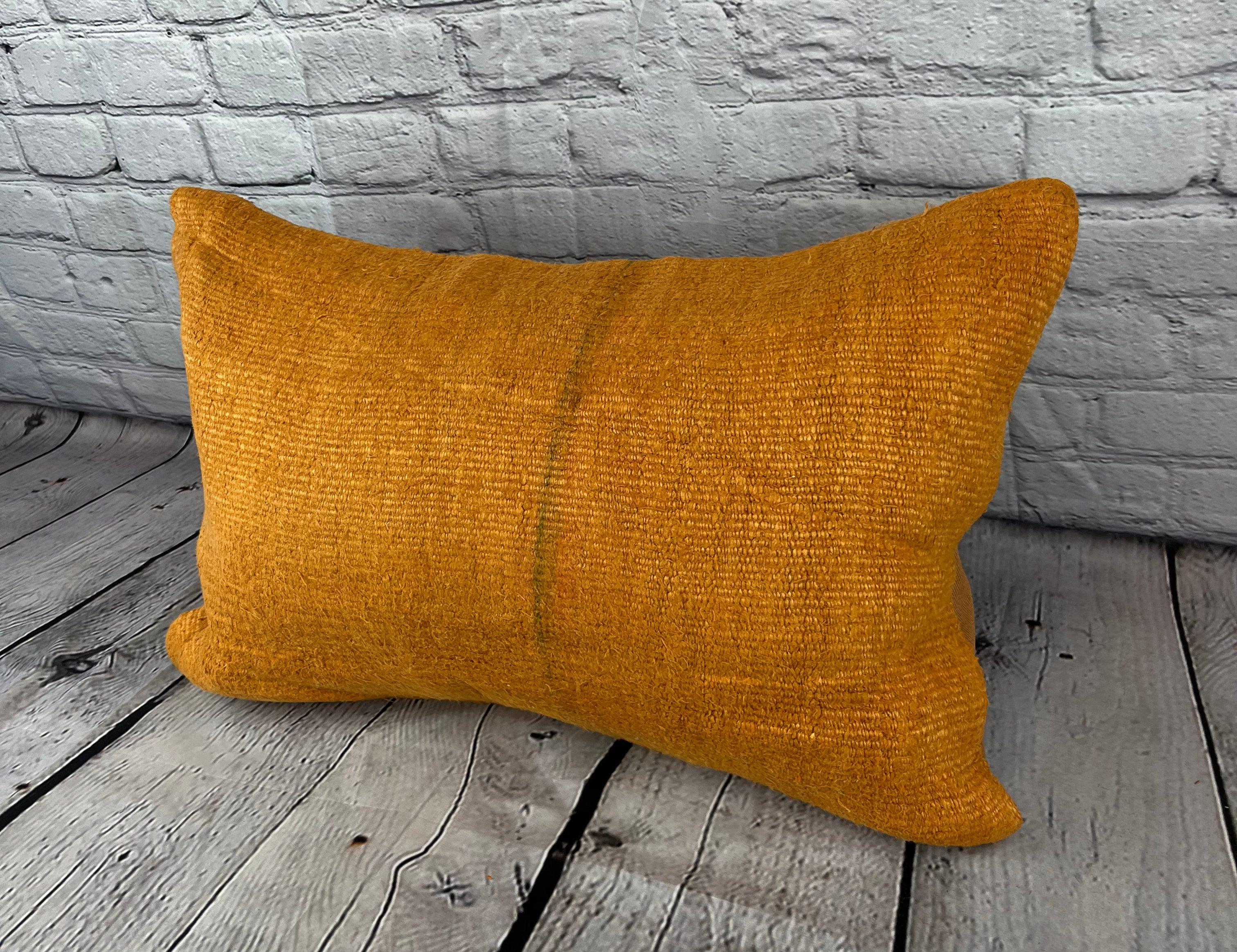 16 x 24 Hanf Kissen Türkisches Kissen Natürliches Orange Kissen Kissenbezug #6277 Erhöhen Sie Ihr Heimdekor mit unserem Hanf Kissen Türkisches Kissen. Dieser exquisite, sorgfältig handgewebte Kissenbezug verleiht jedem Raum einen Hauch von Eleganz