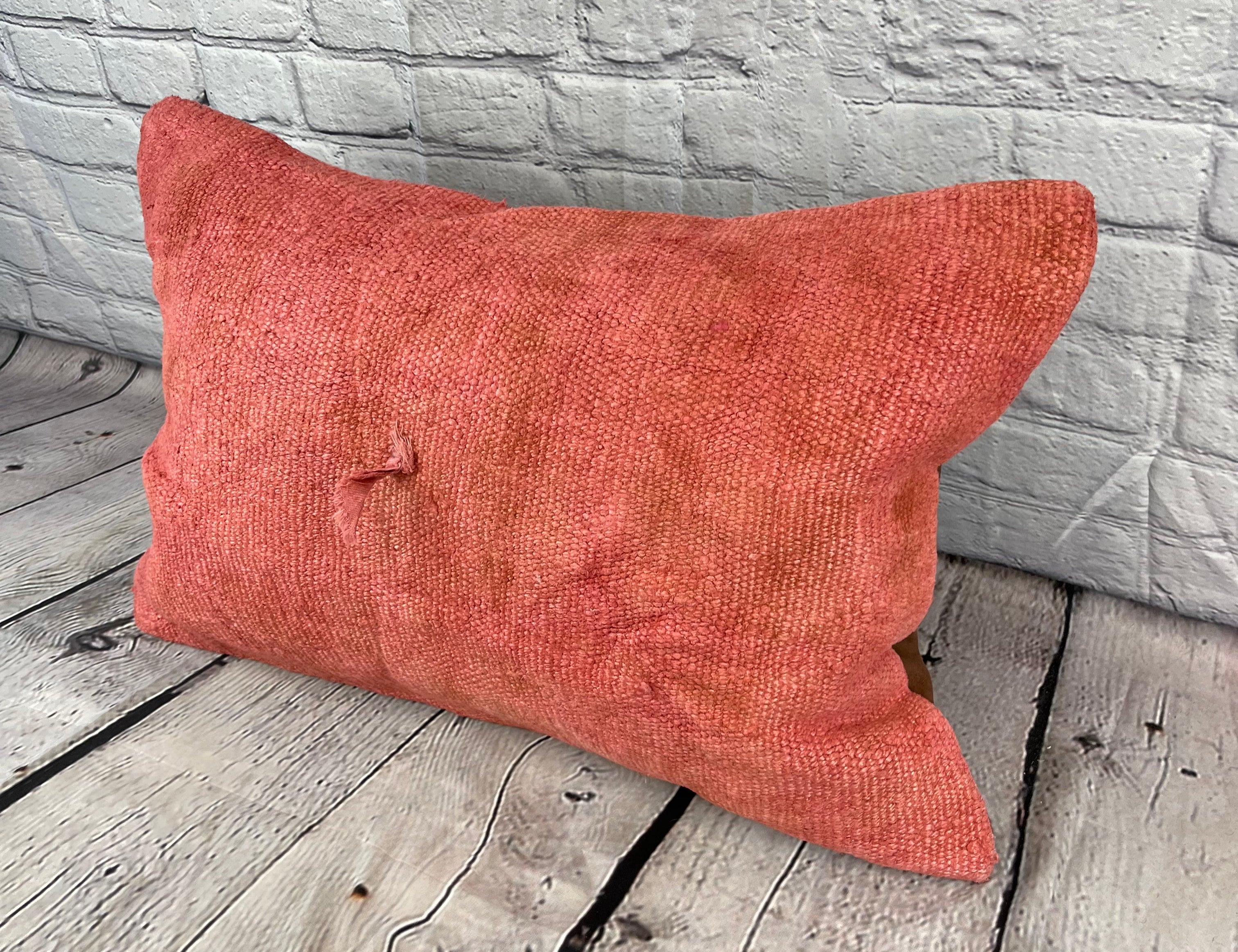 16 x 24 Almohada de cáñamo Cojín turco Funda de cojín rojo natural #6001 Eleva la decoración de tu hogar con nuestra Almohada de cáñamo Cojín turco. Esta exquisita funda de almohada, meticulosamente tejida a mano, añade un toque de elegancia y
