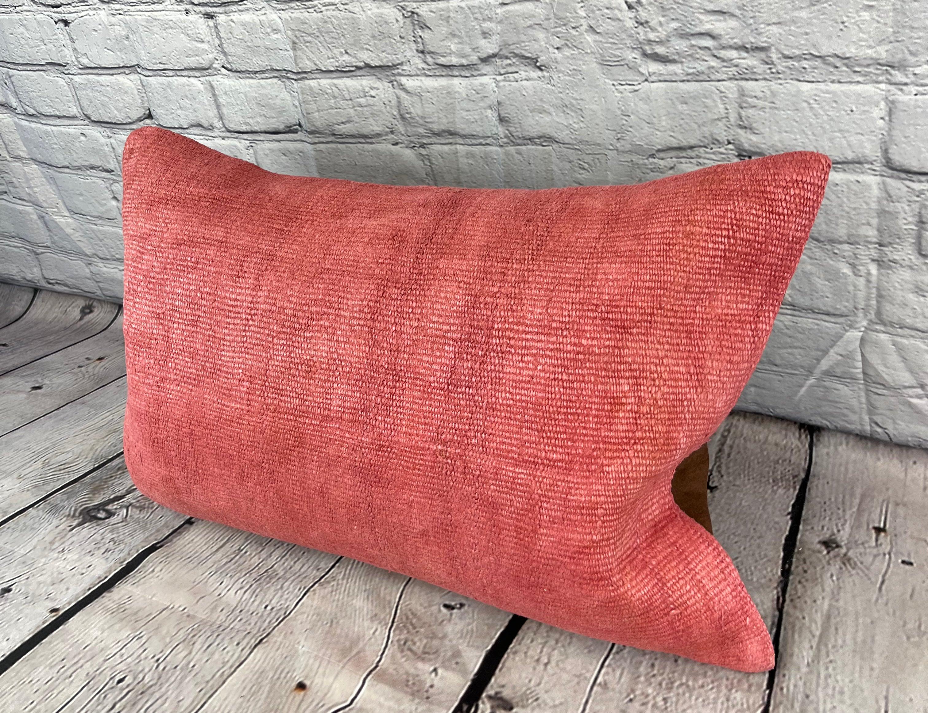 16 x 24 Cojín de Cáñamo Cojín Turco Funda de Cojín Rojo Natural #6003 Eleva la decoración de tu hogar con nuestro Cojín de Cáñamo Cojín Turco. Esta exquisita funda de almohada, meticulosamente tejida a mano, añade un toque de elegancia y