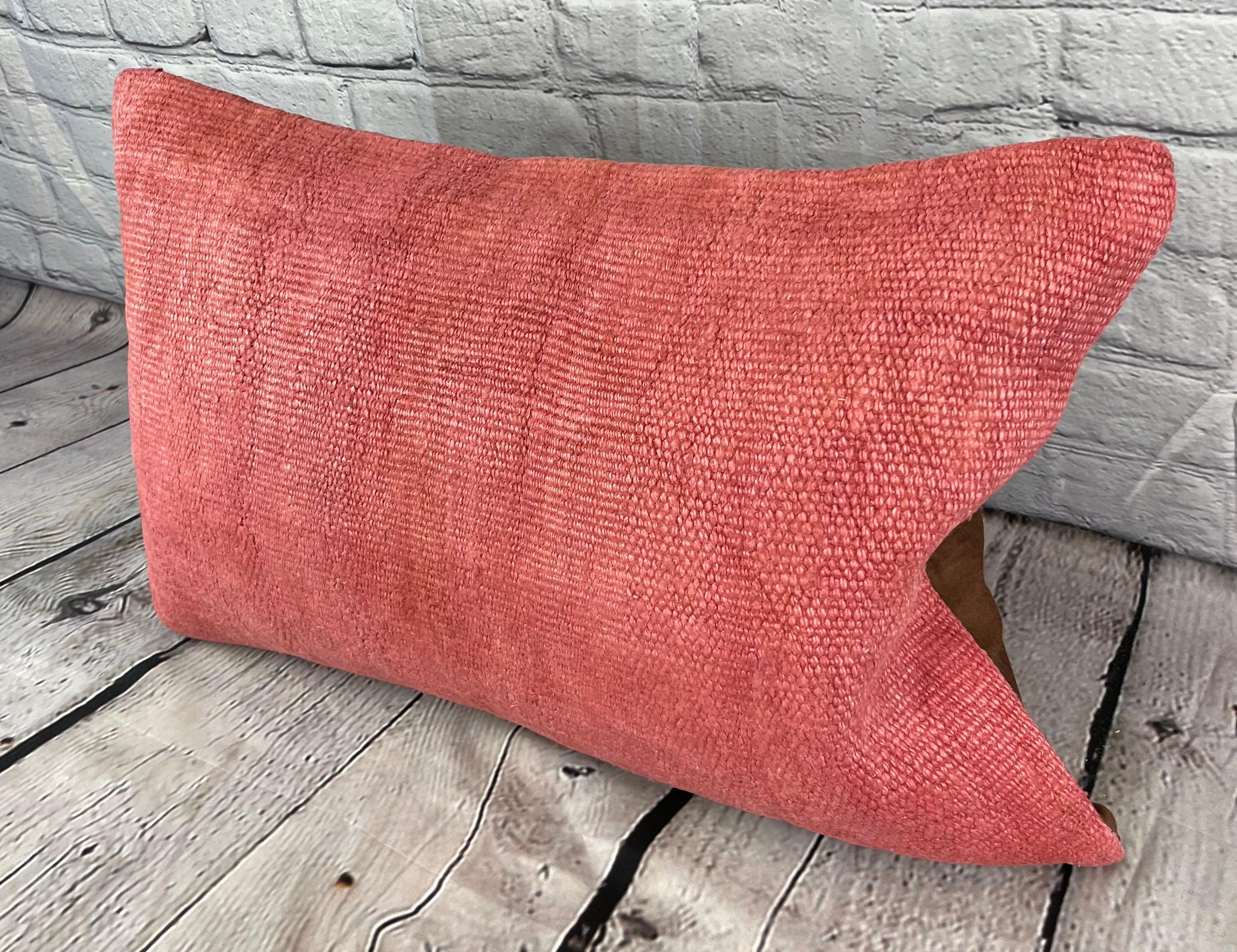 16 x 24 Hanf Kissen Türkisches Kissen Natürliches Rotes Kissen Kissenbezug #6004 Erhöhen Sie Ihr Heimdekor mit unserem Hanf Kissen Türkisches Kissen. Dieser exquisite, sorgfältig handgewebte Kissenbezug verleiht jedem Raum einen Hauch von Eleganz