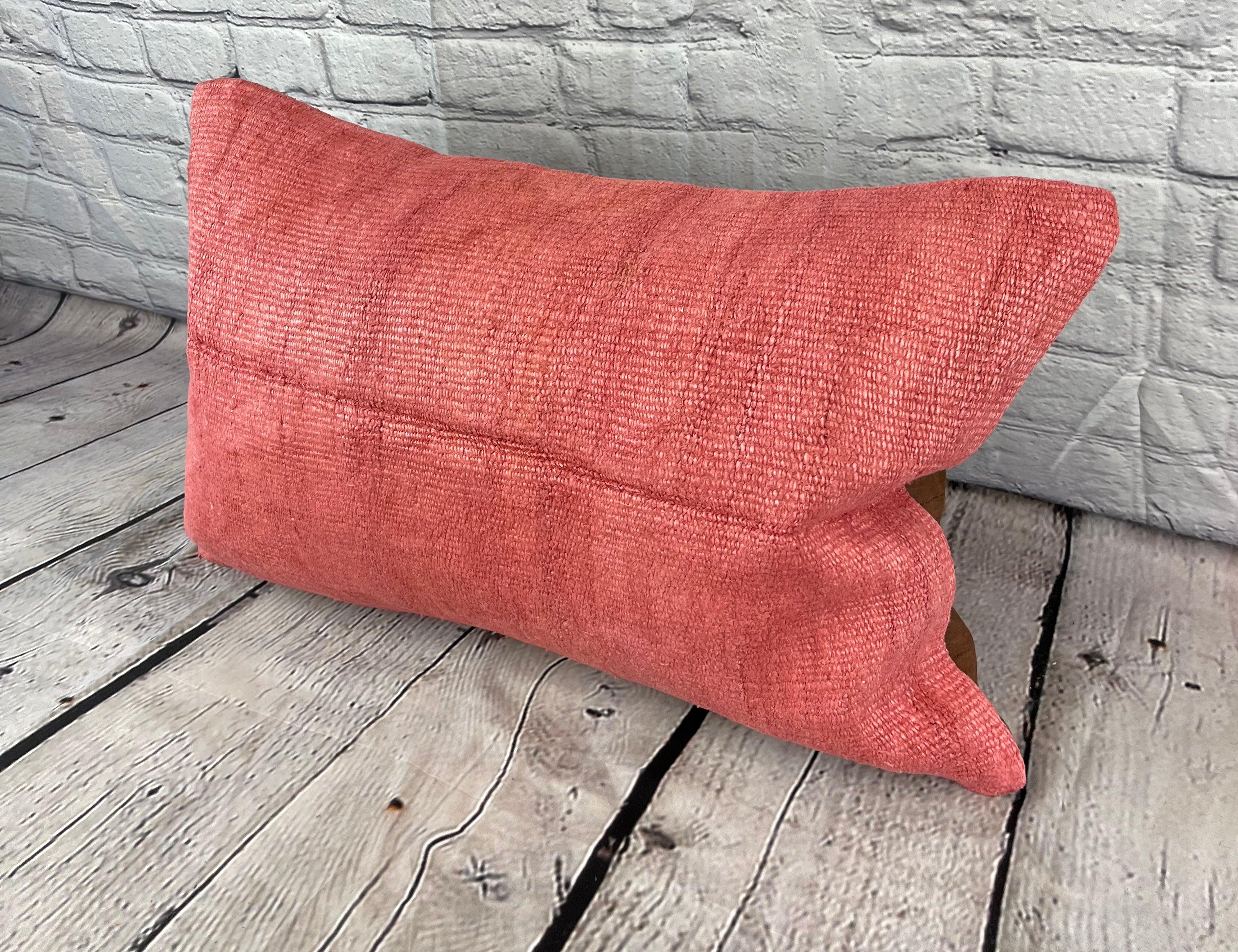 16 x 24 Cuscino in Canapa Cuscino Turco Nature Rosso Copricuscino #6006 Migliora l'arredamento della tua casa con il nostro Cuscino in Canapa Cuscino Turco. Questo squisito copricuscino, meticolosamente tessuto a mano, aggiunge un tocco di eleganza