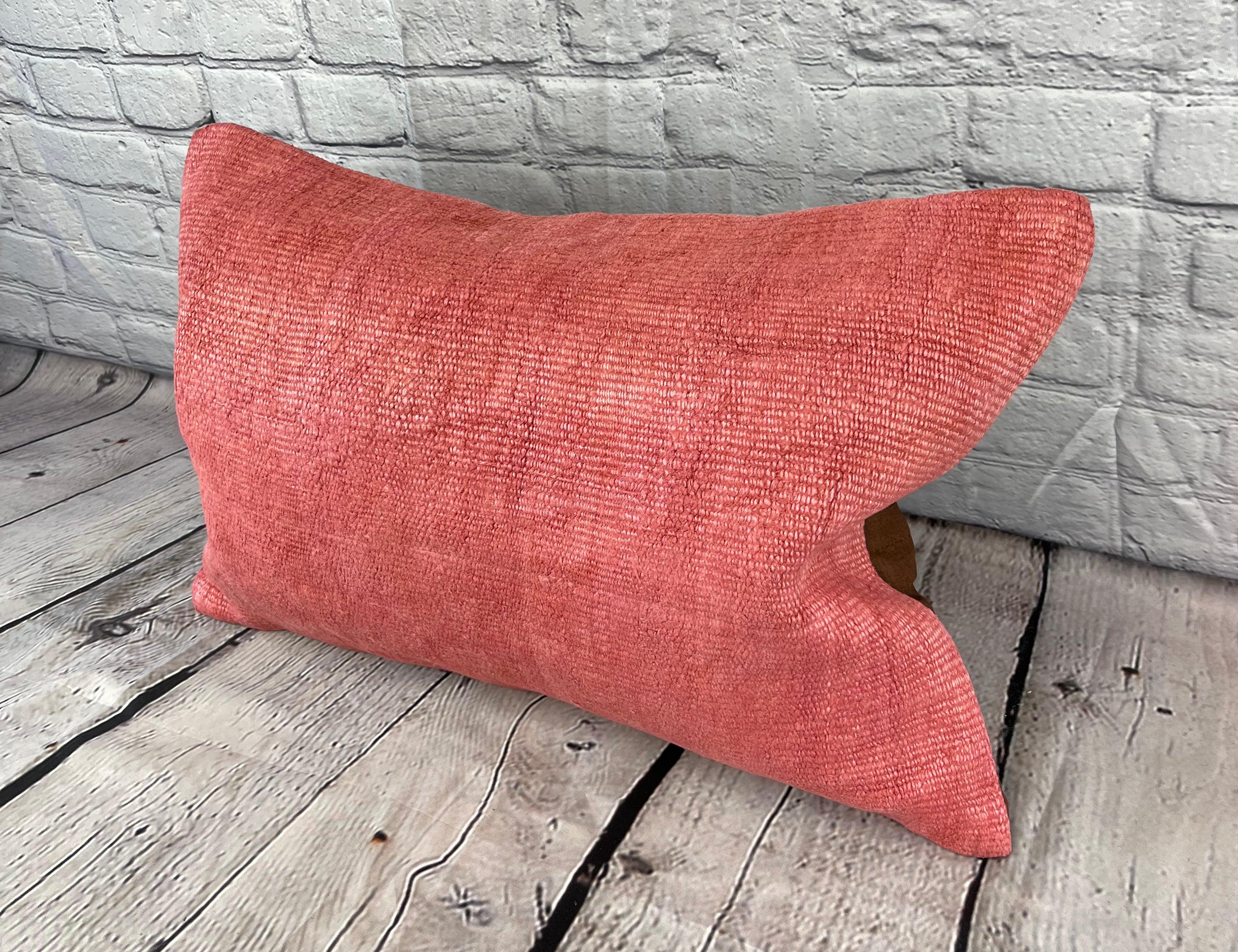 16 x 24 Hanf Kissen Türkisches Kissen Natürliches Rotes Kissen Kissenbezug #6007 Erhöhen Sie Ihr Heimdekor mit unserem Hanf Kissen Türkisches Kissen. Dieser exquisite, sorgfältig handgewebte Kissenbezug verleiht jedem Raum einen Hauch von Eleganz
