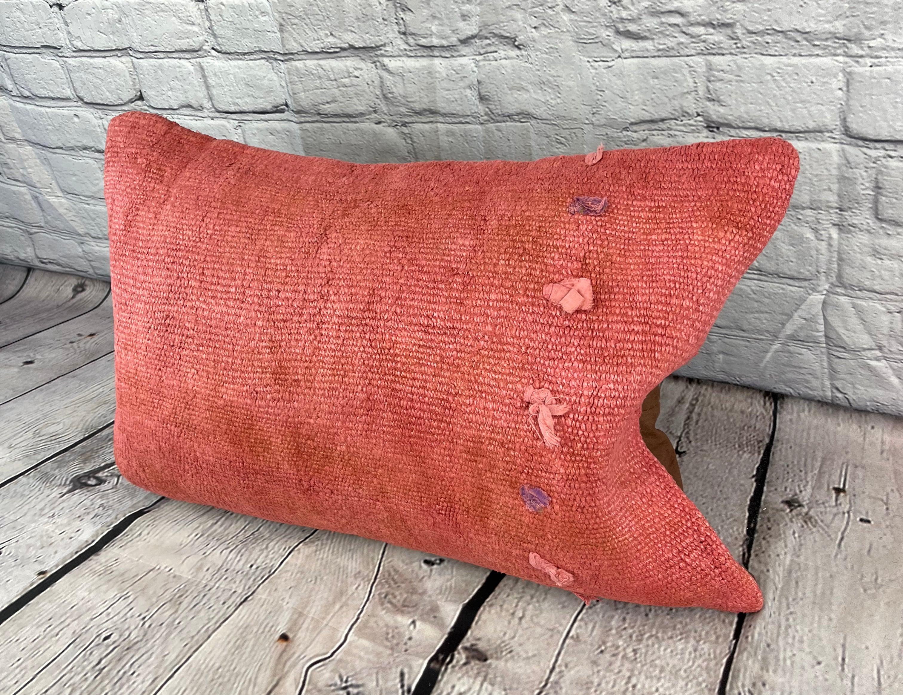 16 x 24 Hanf Kissen Türkisches Kissen Natürliches Rotes Kissen Kissenbezug #6008 Erhöhen Sie Ihr Heimdekor mit unserem Hanf Kissen Türkisches Kissen. Dieser exquisite, sorgfältig handgewebte Kissenbezug verleiht jedem Raum einen Hauch von Eleganz