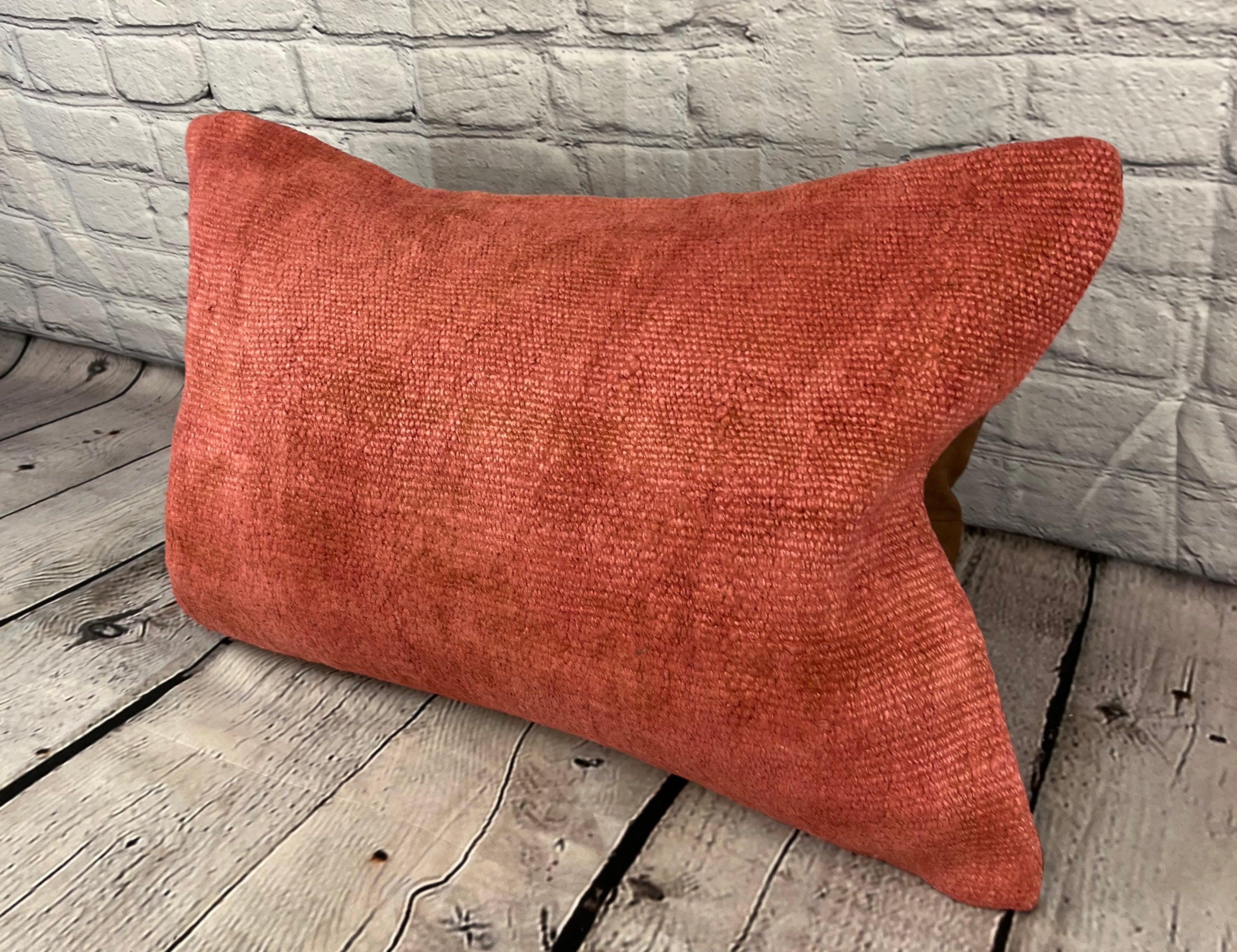 16 x 24 Hanf Kissen Türkisches Kissen Natürliches Rotes Kissen Kissenbezug #6016 Erhöhen Sie Ihr Heimdekor mit unserem Hanf Kissen Türkisches Kissen. Dieser exquisite, sorgfältig handgewebte Kissenbezug verleiht jedem Raum einen Hauch von Eleganz