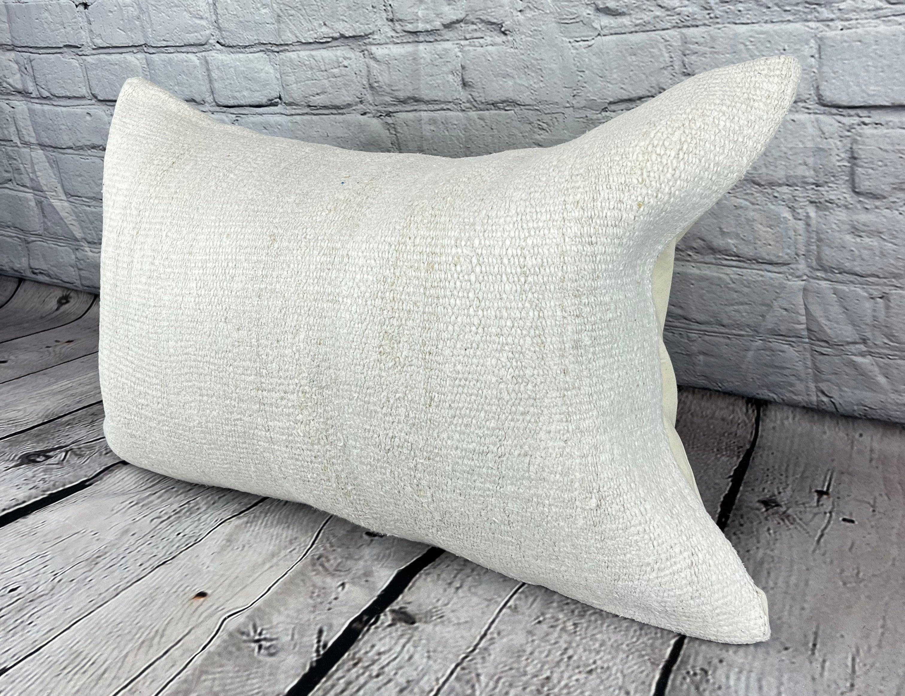 16 x 24 Hanf Kissen Türkisches Kissen Natürliches Weißes Kissen Kissenbezug #6067 Erhöhen Sie Ihr Heimdekor mit unserem Hanf Kissen Türkisches Kissen. Dieser exquisite, sorgfältig handgewebte Kissenbezug verleiht jedem Raum einen Hauch von Eleganz