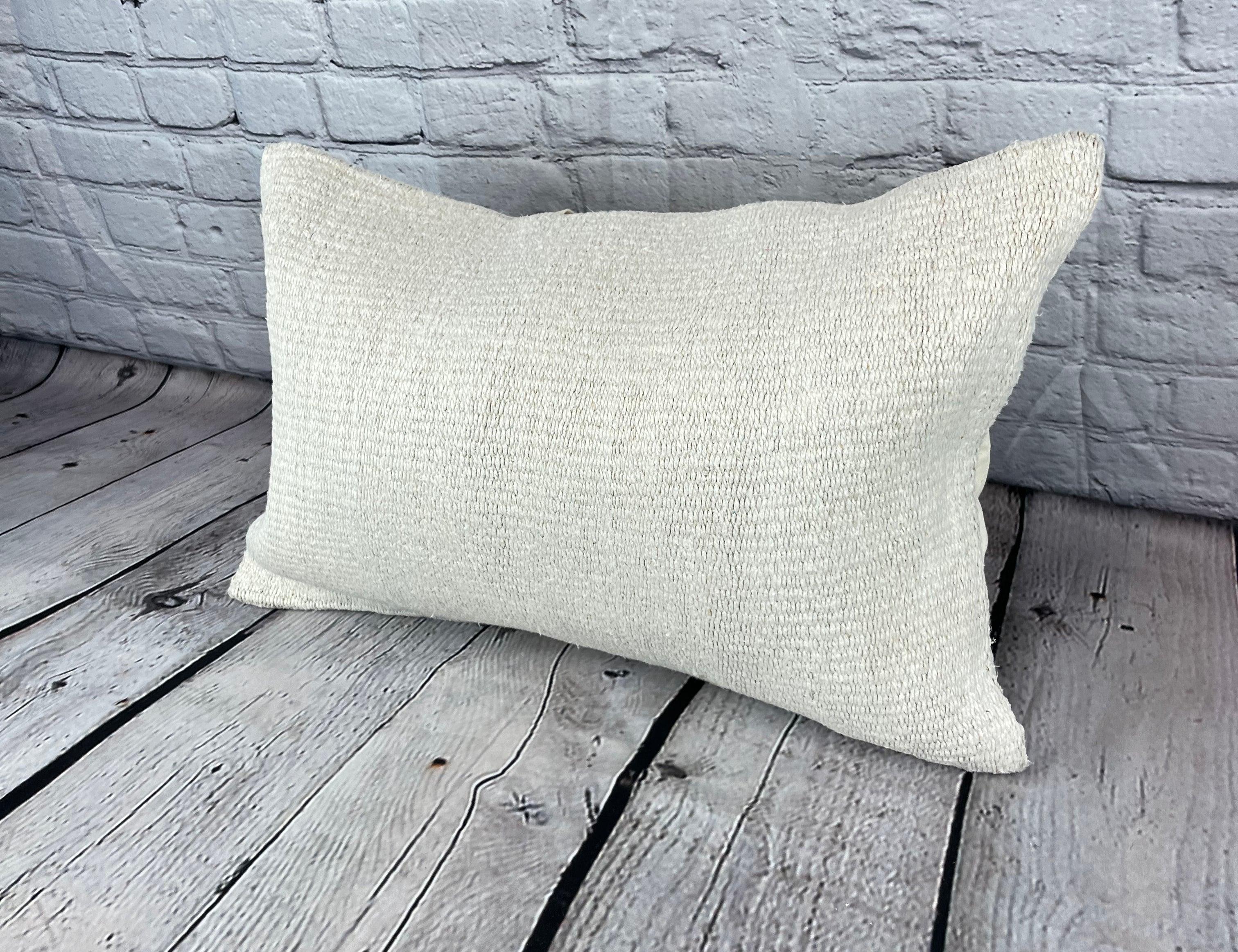 16 x 24 Hanf Kissen Türkisches Kissen Natürliches Weißes Kissen Kissenbezug #6069 Erhöhen Sie Ihr Heimdekor mit unserem Hanf Kissen Türkisches Kissen. Dieser exquisite, sorgfältig handgewebte Kissenbezug verleiht jedem Raum einen Hauch von Eleganz