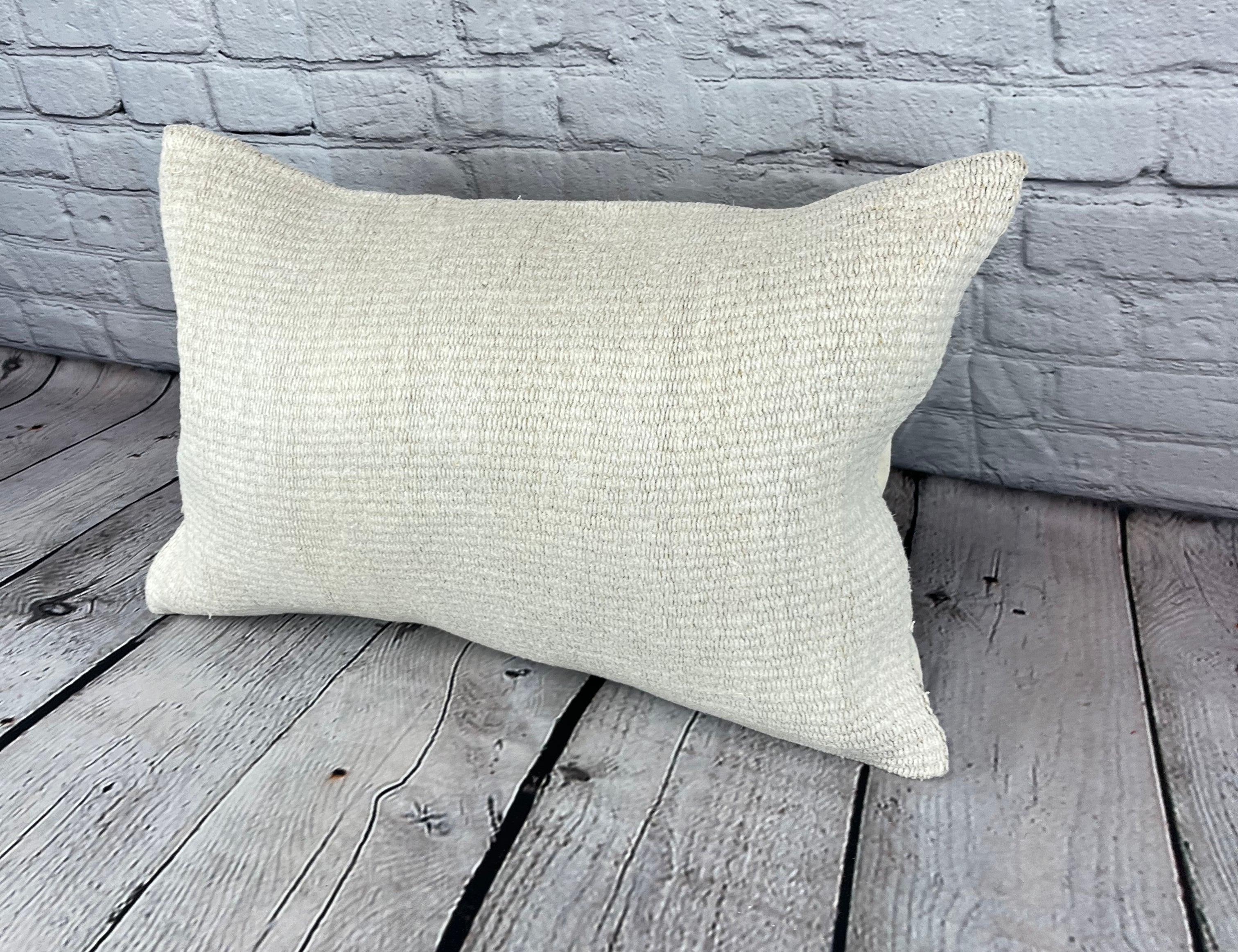 16 x 24 Hanf Kissen Türkisches Kissen Natürliches Weißes Kissen Kissenbezug #6070 Erhöhen Sie Ihre Wohnkultur mit unserem Hanf Kissen Türkisches Kissen. Dieser exquisite, sorgfältig handgewebte Kissenbezug verleiht jedem Raum einen Hauch von Eleganz