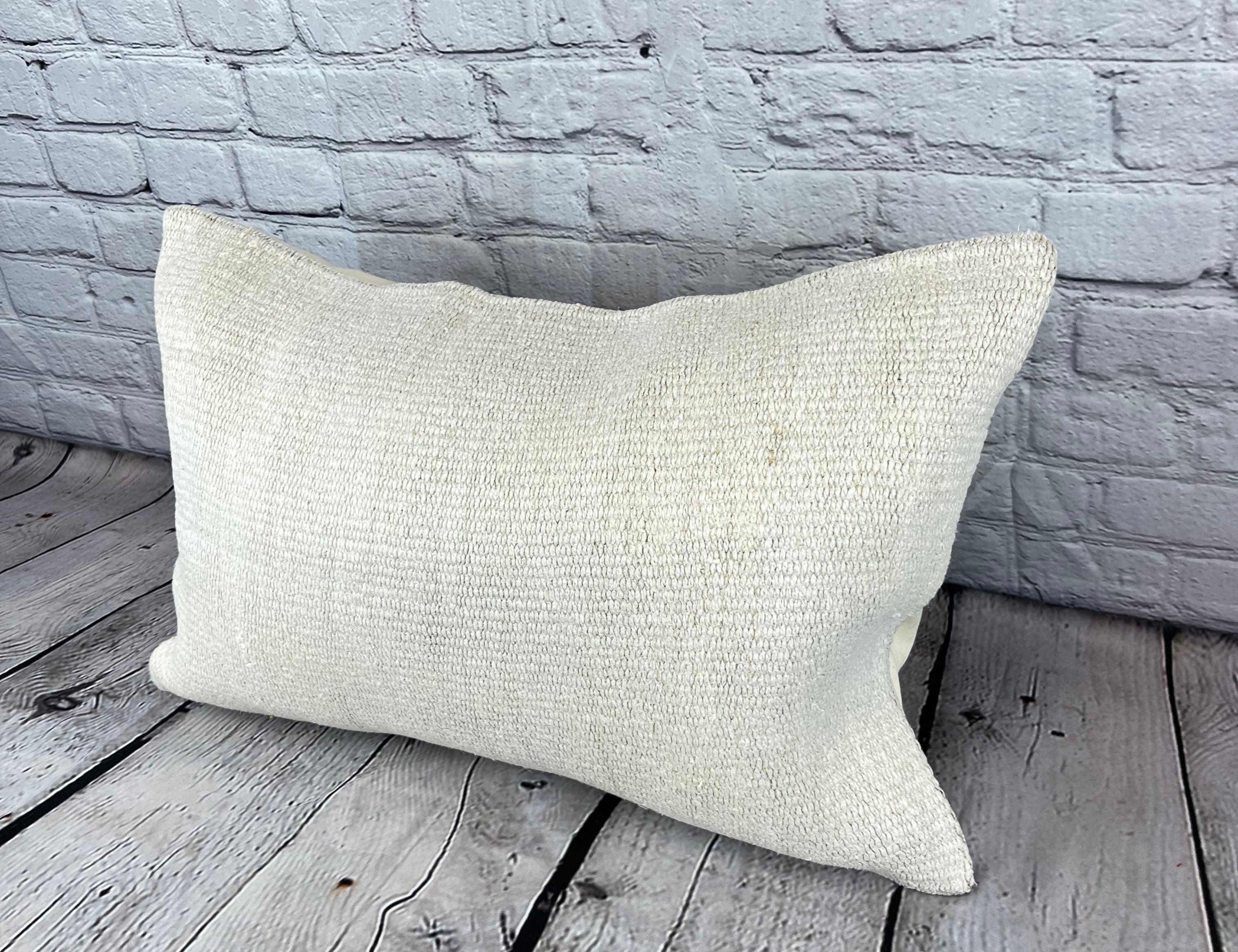 16 x 24 Almohada de cáñamo Cojín turco Funda de cojín blanca natural #6071 Eleva la decoración de tu hogar con nuestra Almohada de cáñamo Cojín turco. Esta exquisita funda de almohada, meticulosamente tejida a mano, añade un toque de elegancia y