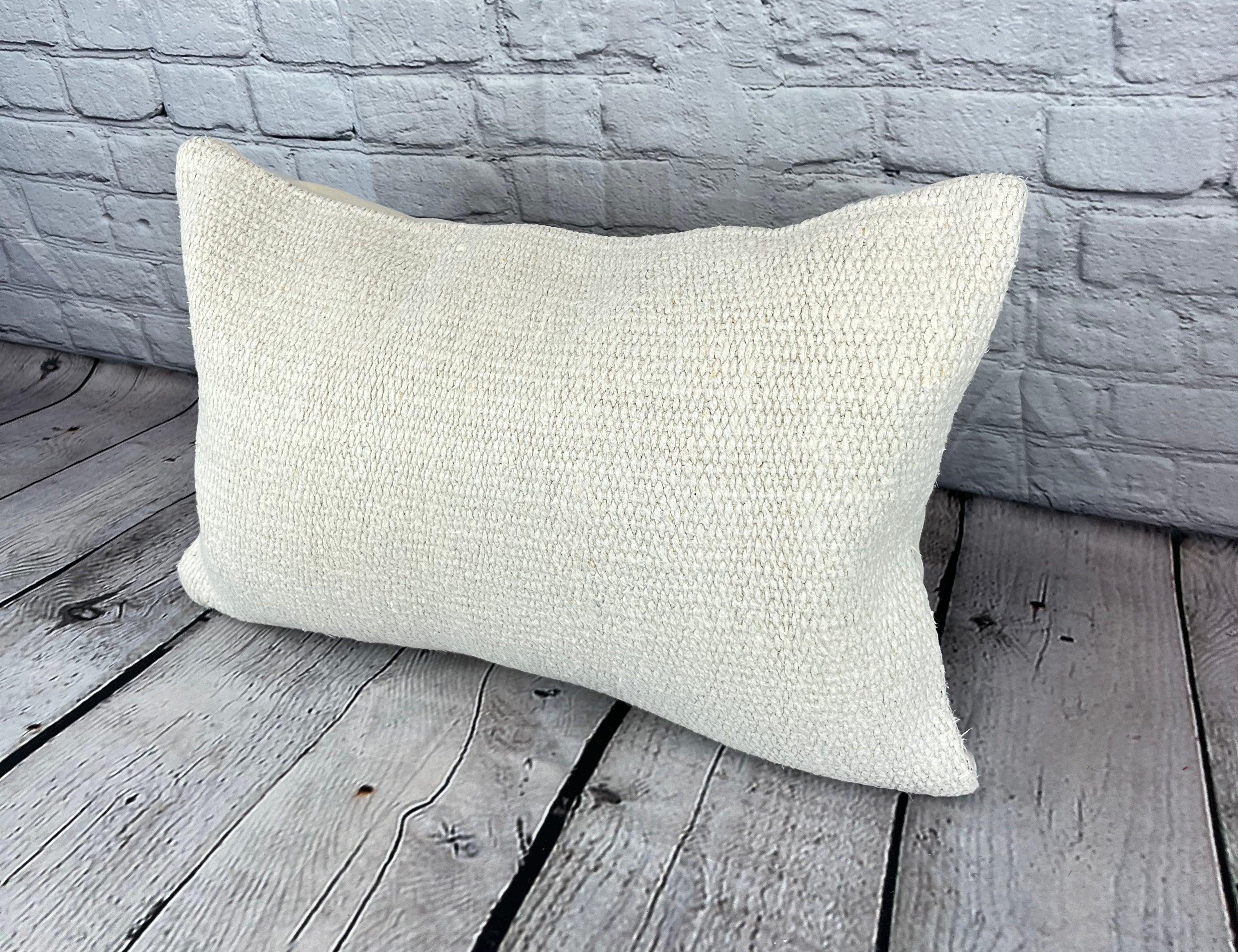 16 x 24 Hanf Kissen Türkisches Kissen Natürliches Weißes Kissen Kissenbezug #6072 Erhöhen Sie Ihr Heimdekor mit unserem Hanf Kissen Türkisches Kissen. Dieser exquisite, sorgfältig handgewebte Kissenbezug verleiht jedem Raum einen Hauch von Eleganz