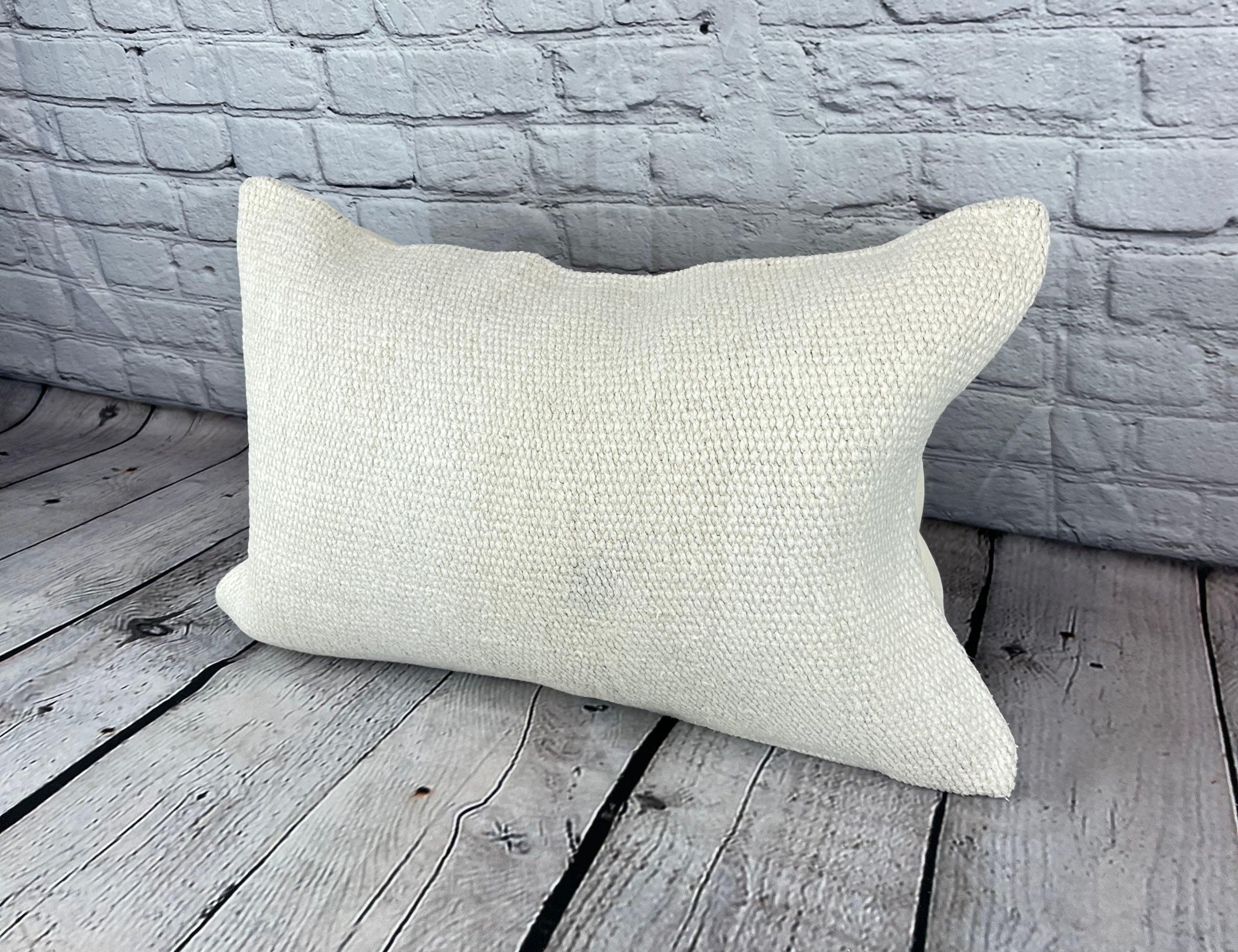 16 x 24 Hanf Kissen Türkisches Kissen Natürliches Weißes Kissen Kissenbezug #6073 Erhöhen Sie Ihr Heimdekor mit unserem Hanf Kissen Türkisches Kissen. Dieser exquisite, sorgfältig handgewebte Kissenbezug verleiht jedem Raum einen Hauch von Eleganz
