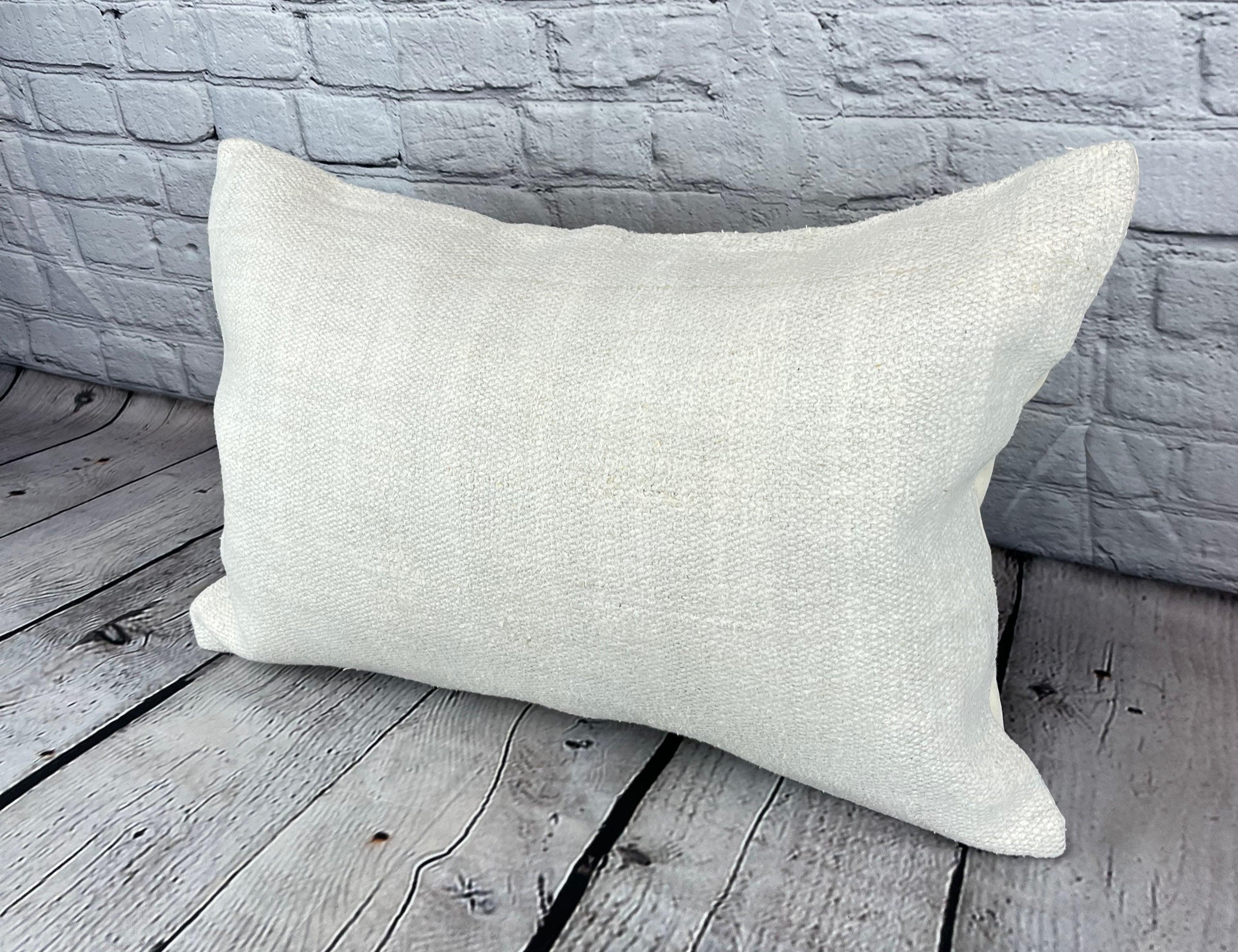 16 x 24 Hanf Kissen Türkisches Kissen Natürliches Weißes Kissen Kissenbezug #6075 Erhöhen Sie Ihr Heimdekor mit unserem Hanf Kissen Türkisches Kissen. Dieser exquisite, sorgfältig handgewebte Kissenbezug verleiht jedem Raum einen Hauch von Eleganz