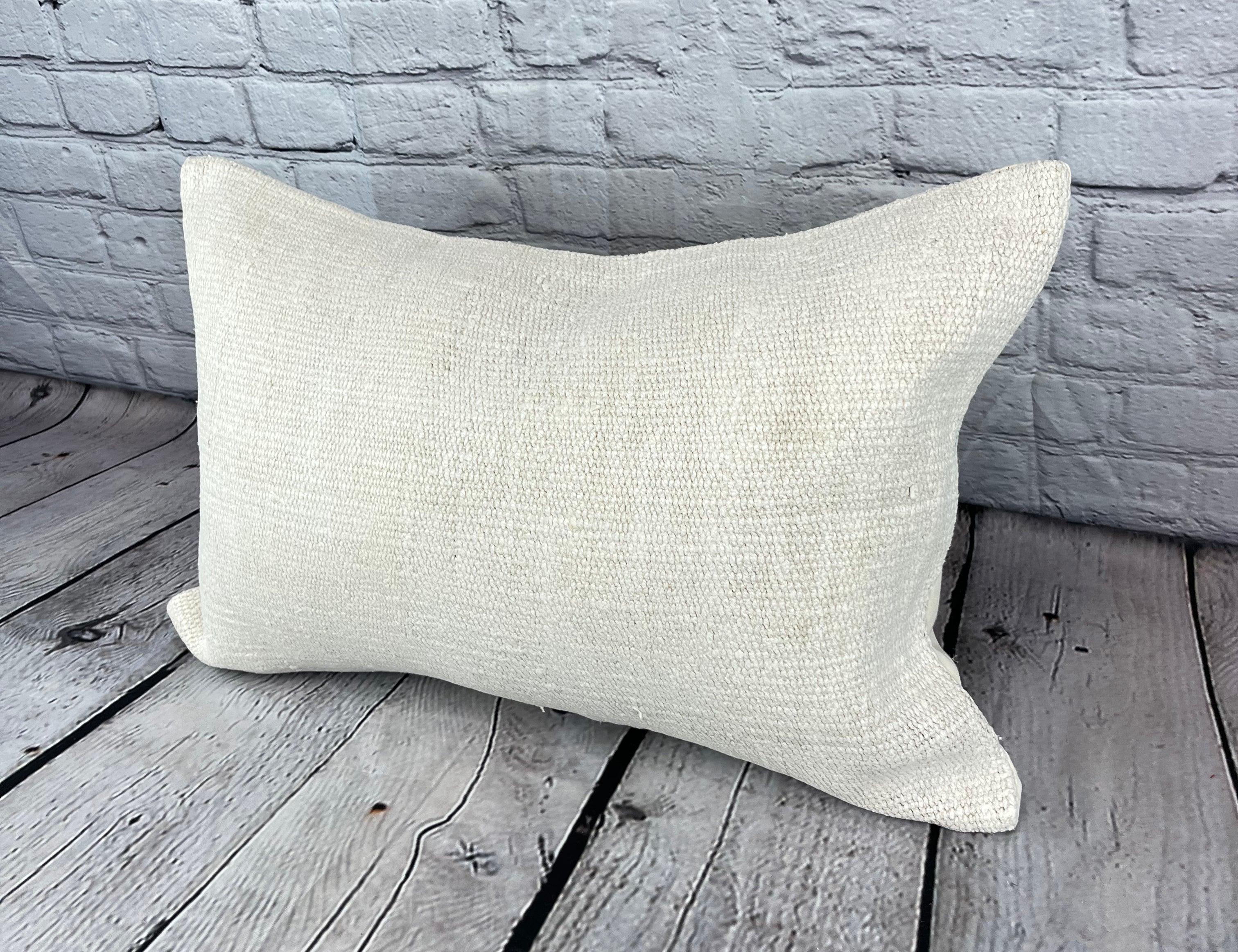 16 x 24 Hanf Kissen Türkisches Kissen Natürliches Weißes Kissen Kissenbezug #6076 Erhöhen Sie Ihr Heimdekor mit unserem Hanf Kissen Türkisches Kissen. Dieser exquisite, sorgfältig handgewebte Kissenbezug verleiht jedem Raum einen Hauch von Eleganz