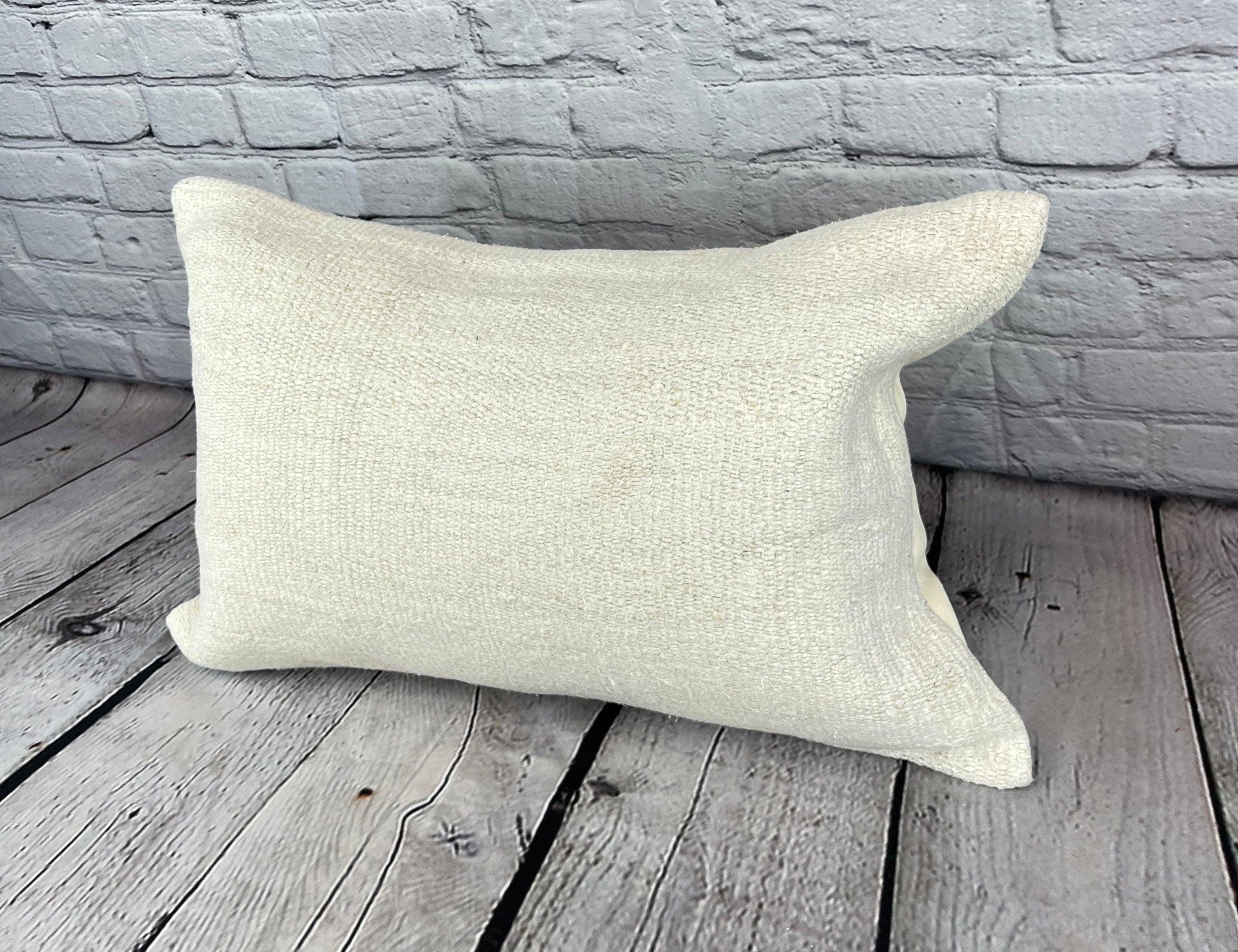16 x 24 Hanf Kissen Türkisches Kissen Natürliches Weißes Kissen Kissenbezug #6080 Erhöhen Sie Ihre Wohnkultur mit unserem Hanf Kissen Türkisches Kissen. Dieser exquisite, sorgfältig handgewebte Kissenbezug verleiht jedem Raum einen Hauch von Eleganz