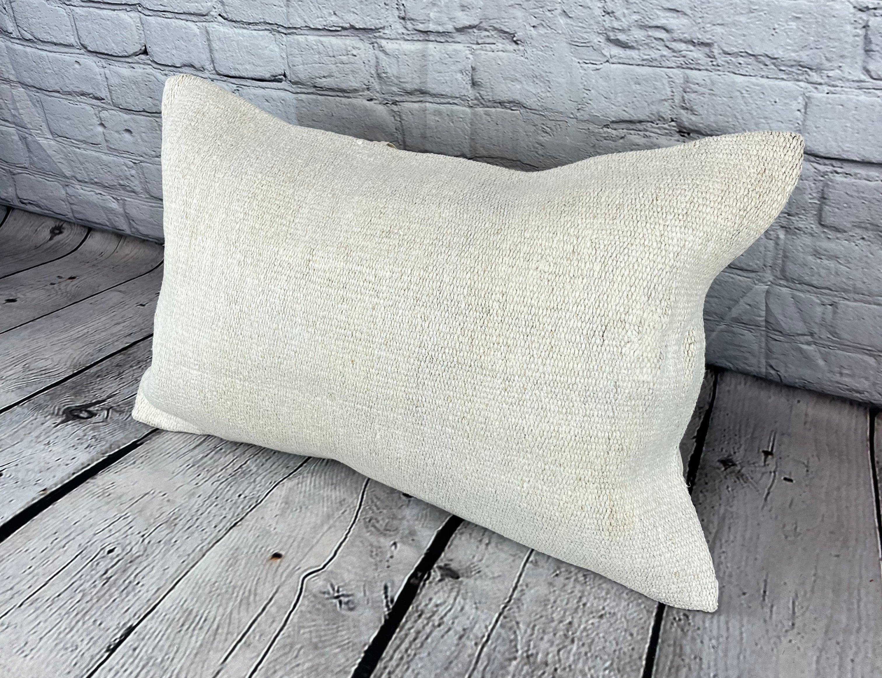 16 x 24 Cuscino in Canapa Cuscino Turco Nature Bianco Copricuscino #6085 Migliora l'arredamento della tua casa con il nostro Cuscino in Canapa Turco. Questo squisito copricuscino, meticolosamente tessuto a mano, aggiunge un tocco di eleganza e