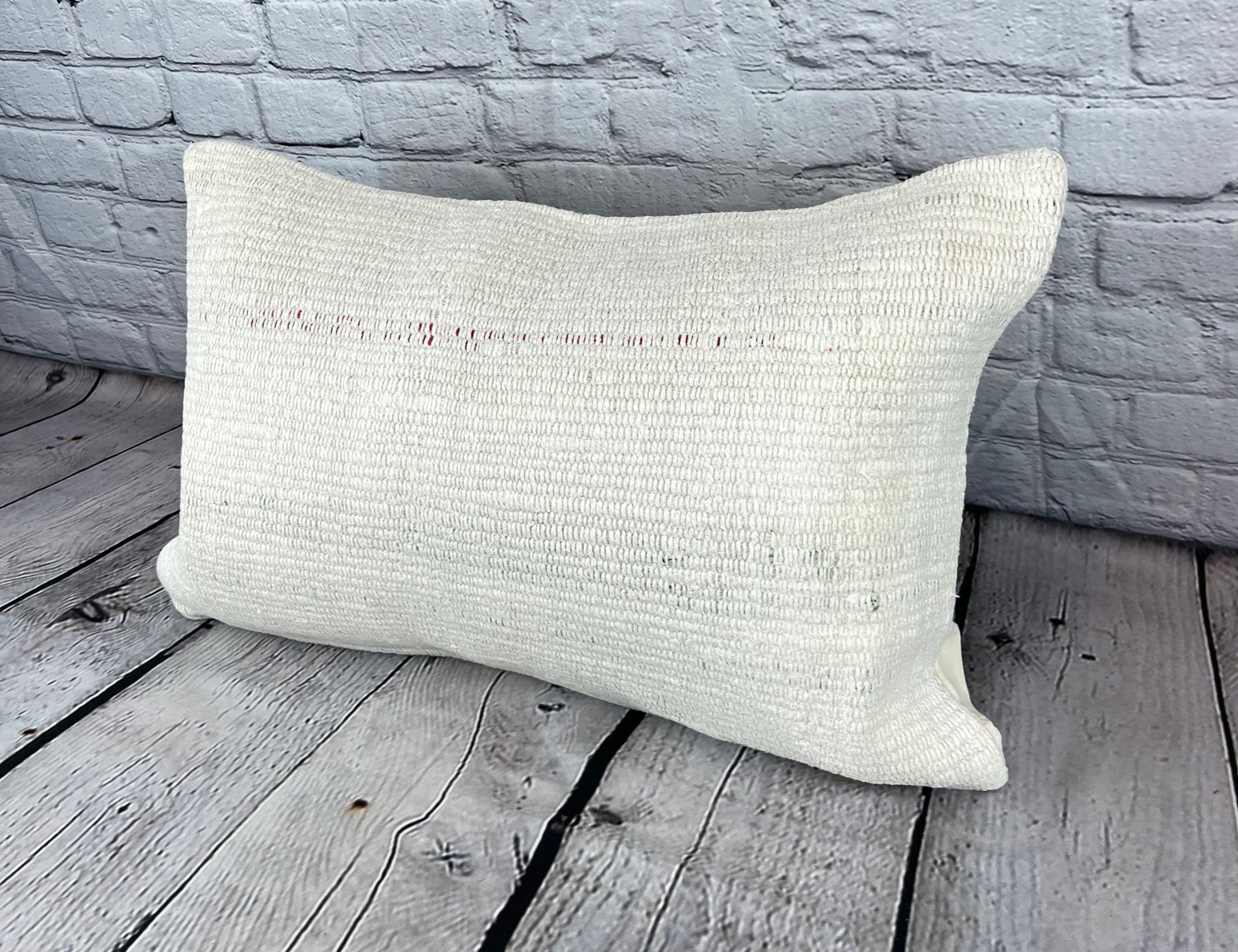 16 x 24 Hanf Kissen Türkisches Kissen Natürliches Weißes Kissen Kissenbezug #6086 Erhöhen Sie Ihr Heimdekor mit unserem Hanf Kissen Türkisches Kissen. Dieser exquisite, sorgfältig handgewebte Kissenbezug verleiht jedem Raum einen Hauch von Eleganz